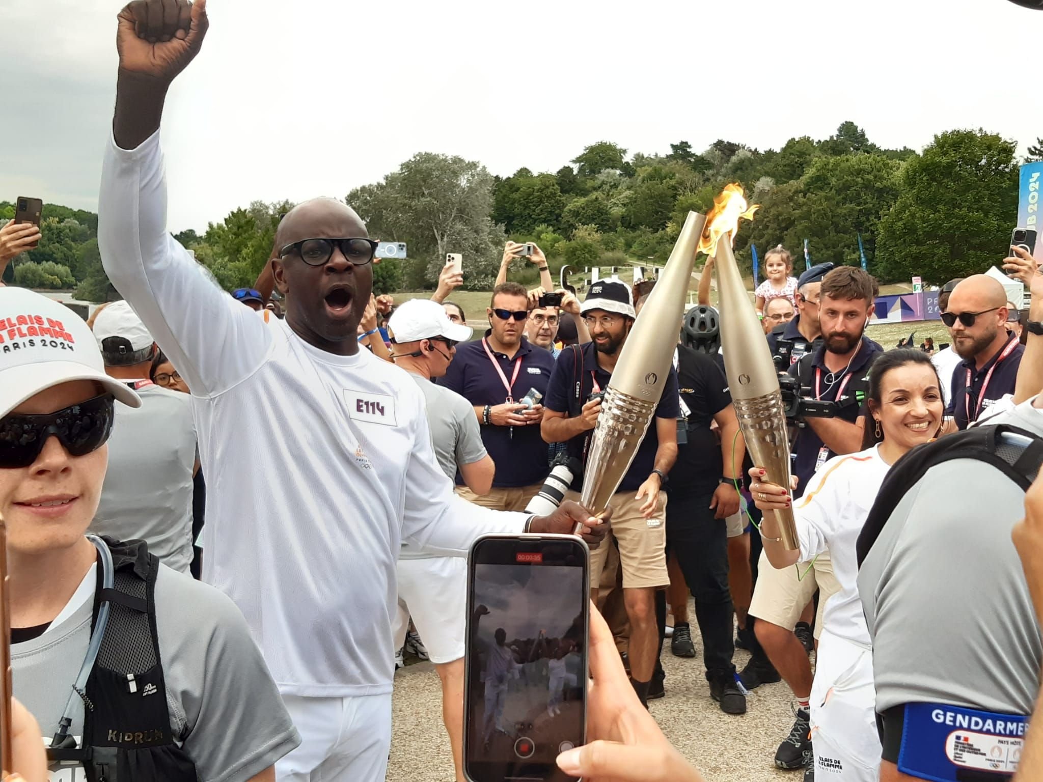 La Courneuve, le 25 juillet 2024. Dernier relayeur de la flamme olympique de la journée, Lilian Thuram a eu le privilège d'allumer la vasque devant une assistance conquise. LP/Alexandre Arlot