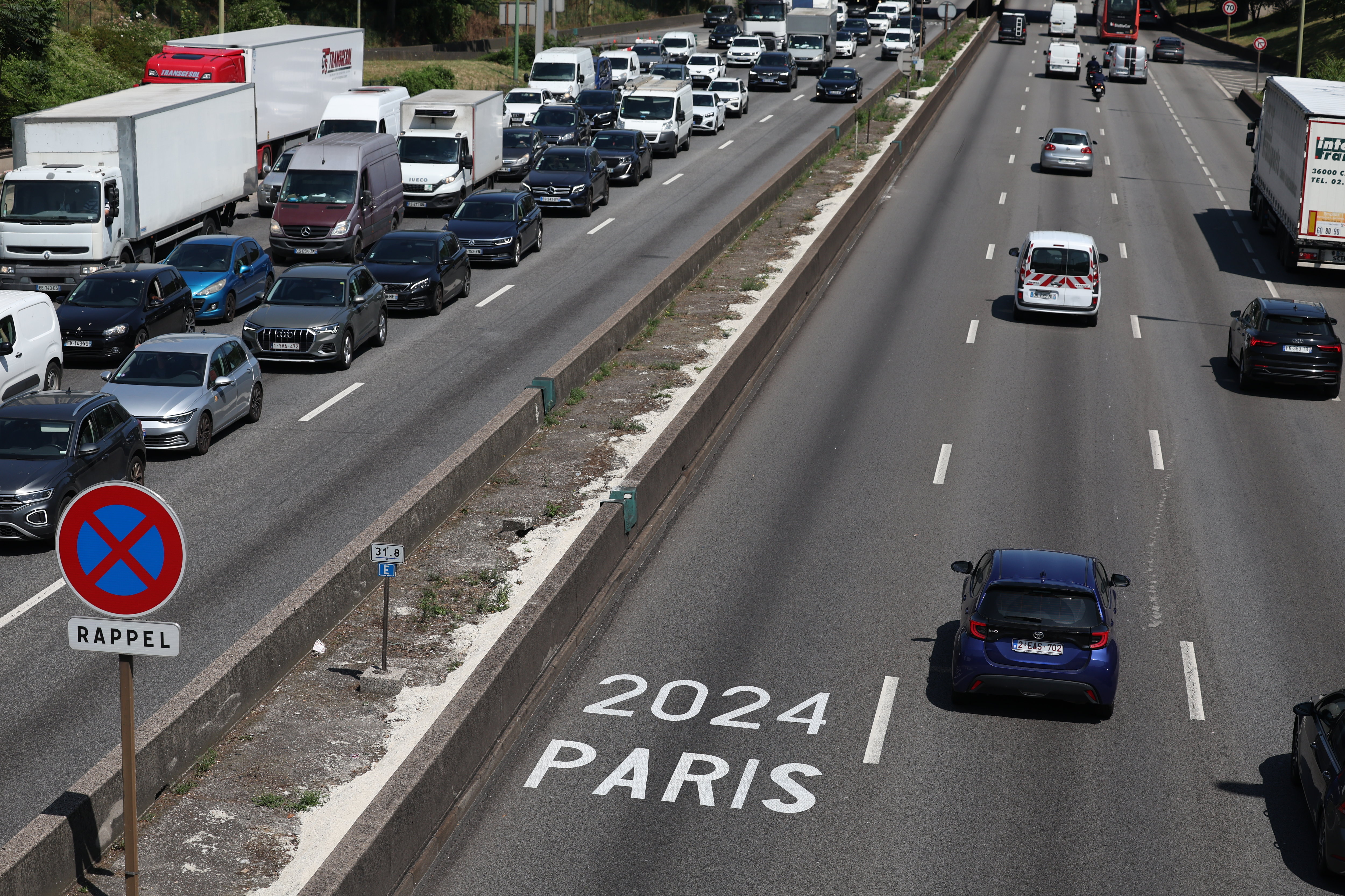 Si l'interdiction de circuler sur les voies olympiques est plutôt bien respectée, après notamment de nombreuses verbalisations les premiers jours, certains automobilistes ont encore des automatismes et peuvent causer des accidents. LP/Arnaud Journois