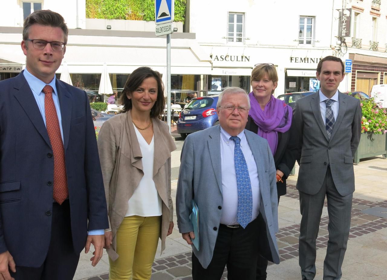 <b></b> Maisons-Laffitte, ce dimanche. Jacques Myard (au centre) et quatre de ses colistiers. De gauche à droite Sébastien de Larminat, Caroline Bernot Wallet, Anne-Lise Auffret et Jean-Baptiste Noé 