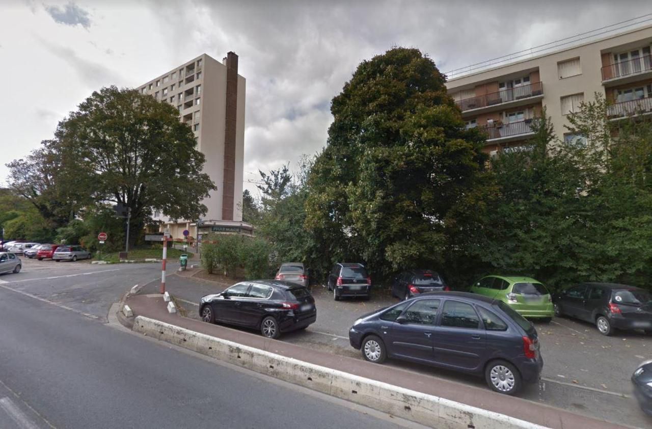<b></b> Un coup de feu a dégradé les parties communes d’un immeuble de la rue François-Mitterrand de Longjumeau ce samedi soir.