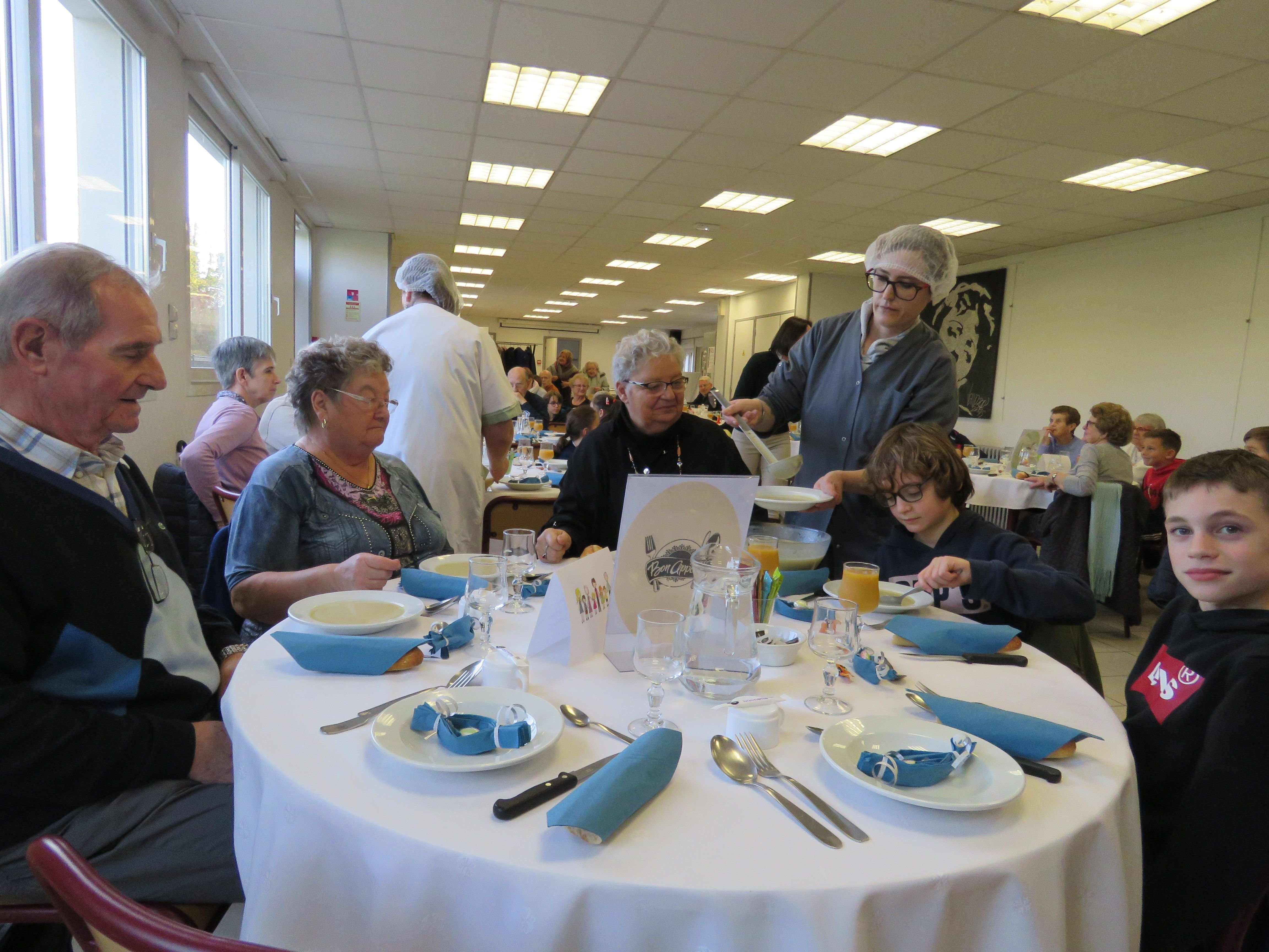 Margny-lès-Compiègne, jeudi 24 novembre. Michel, 79 ans, Mauricette, 77 ans et Michèle, 67 ans ont accueilli à leur table Eliott et Gabriel, 9 ans. Ensemble, ils ont partagé un repas "intergénérationnel". LP/Stéphanie Forestier