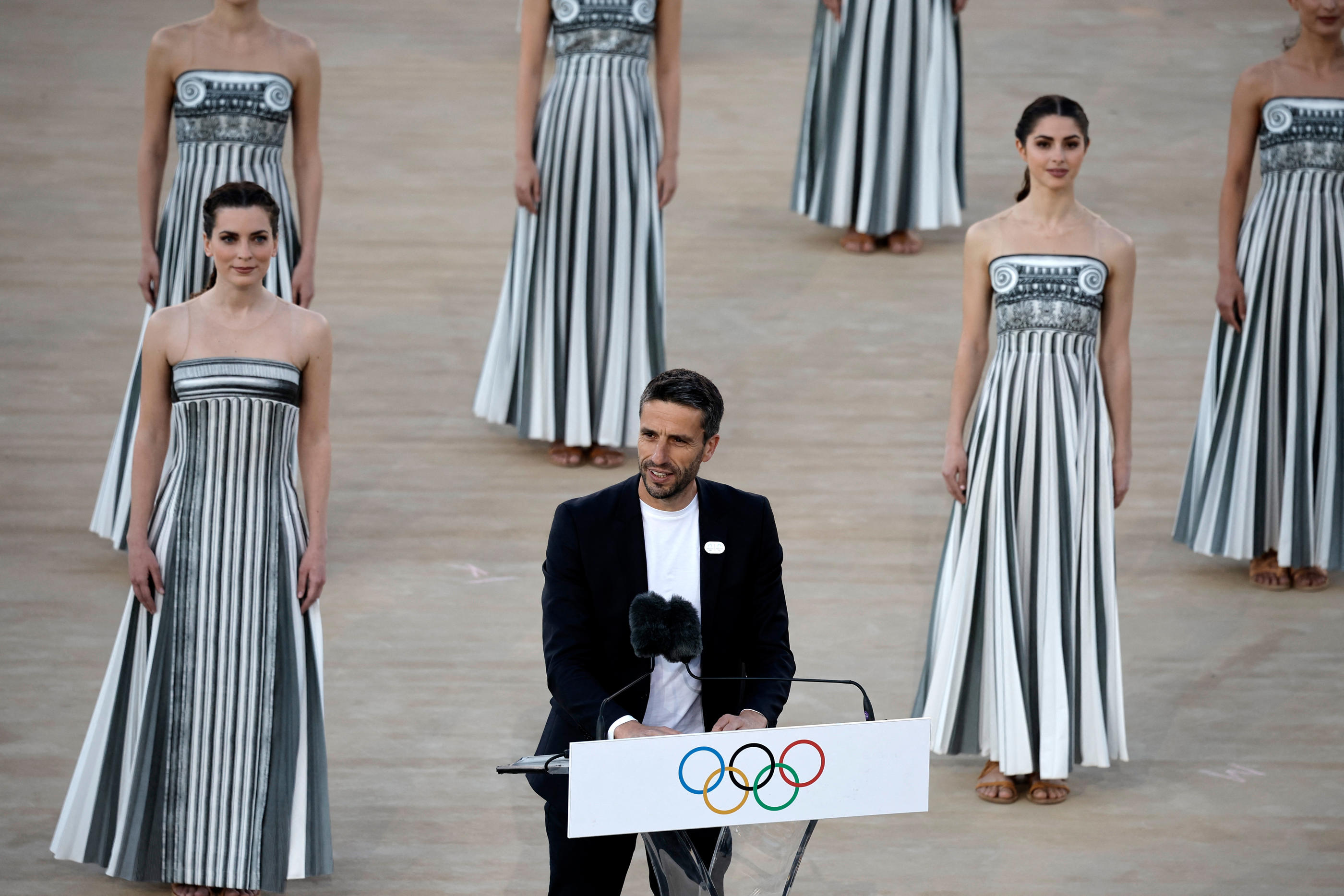 Tony Estanguet a reçu la flamme olympique des mains du président du comité olympique grec ce vendredi, en fin d'après-midi. REUTERS/Louisa Gouliamaki