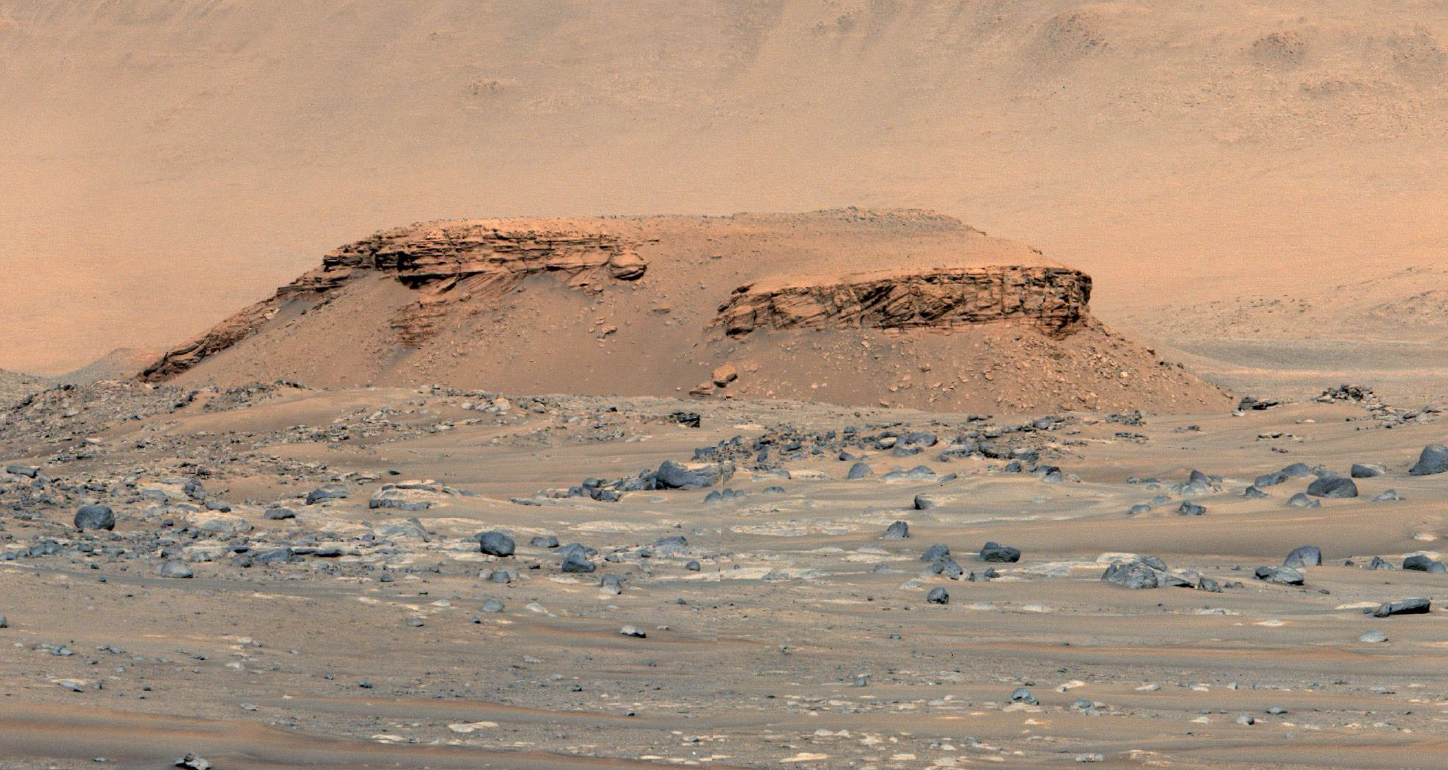 Une colline, vestige d'un ancien delta, dans le cratère Jezero, sur Mars. NASA/JPL-Caltech/MSSS