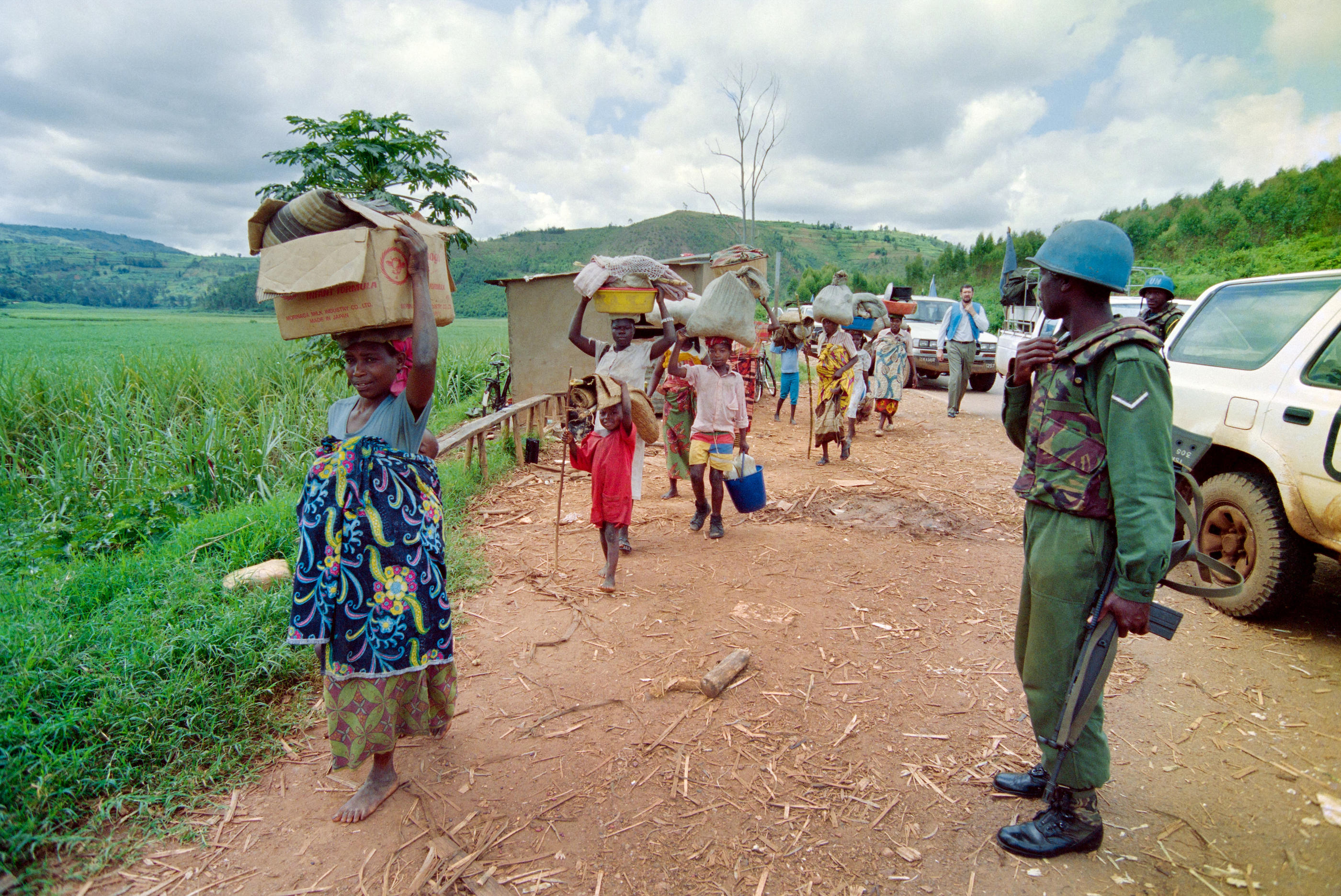 Au Rwanda, le 11 mai 1994, des civils sur la route de Byumba fuient Kigali, en pleine guerre civile dans le pays. Lors du génocide perpétré au printemps, près d'un millions de tutsis et hutus modérés seront tués. AFP/Gérard Julien