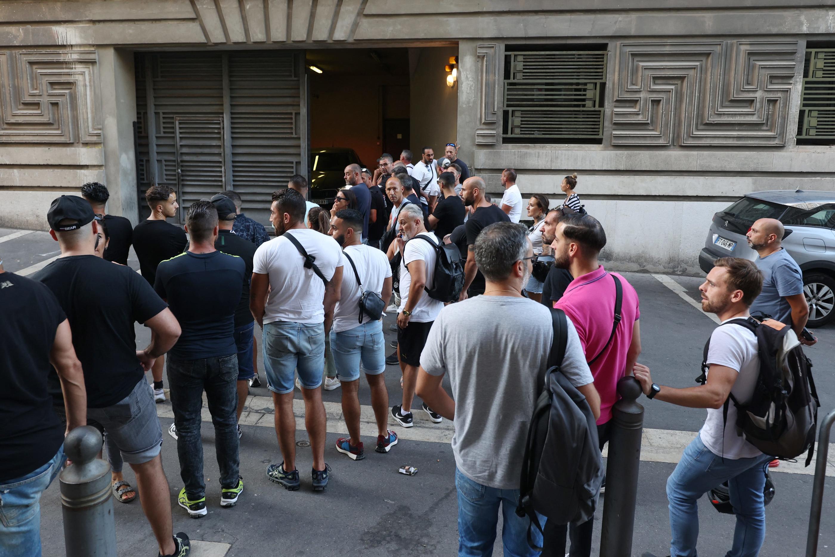 Le 20 juillet, après le déferrement de leurs quatre collègues soupçonnés d'avoir passé à tabac le jeune Hedi, des policiers s'étaient rassemblés pour les soutenir devant le palais de justice. PHOTOPQR/La Provence/Philippe Laurenson