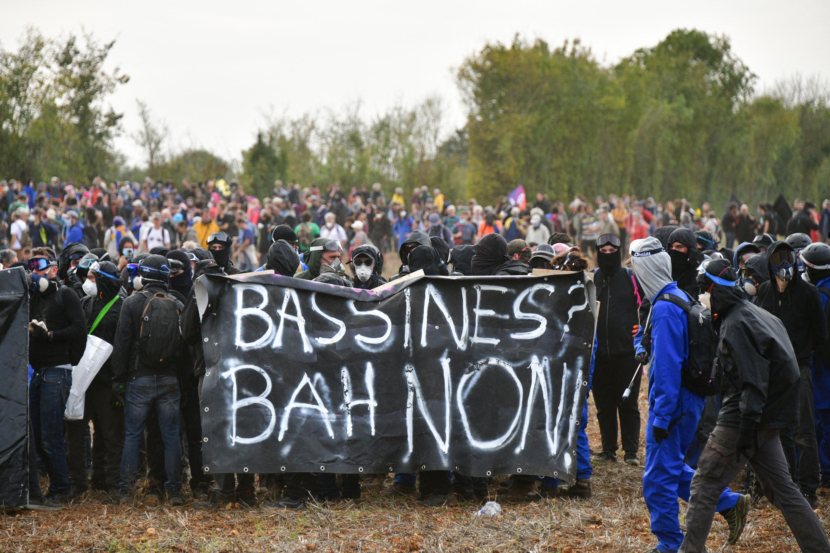 En octobre dernier, des milliers de manifestants s'étaient rassemblées à Sainte-Soline, où les travaux de construction d'une "méga bassine" se poursuivent. Pascal Lachenaud/AFP