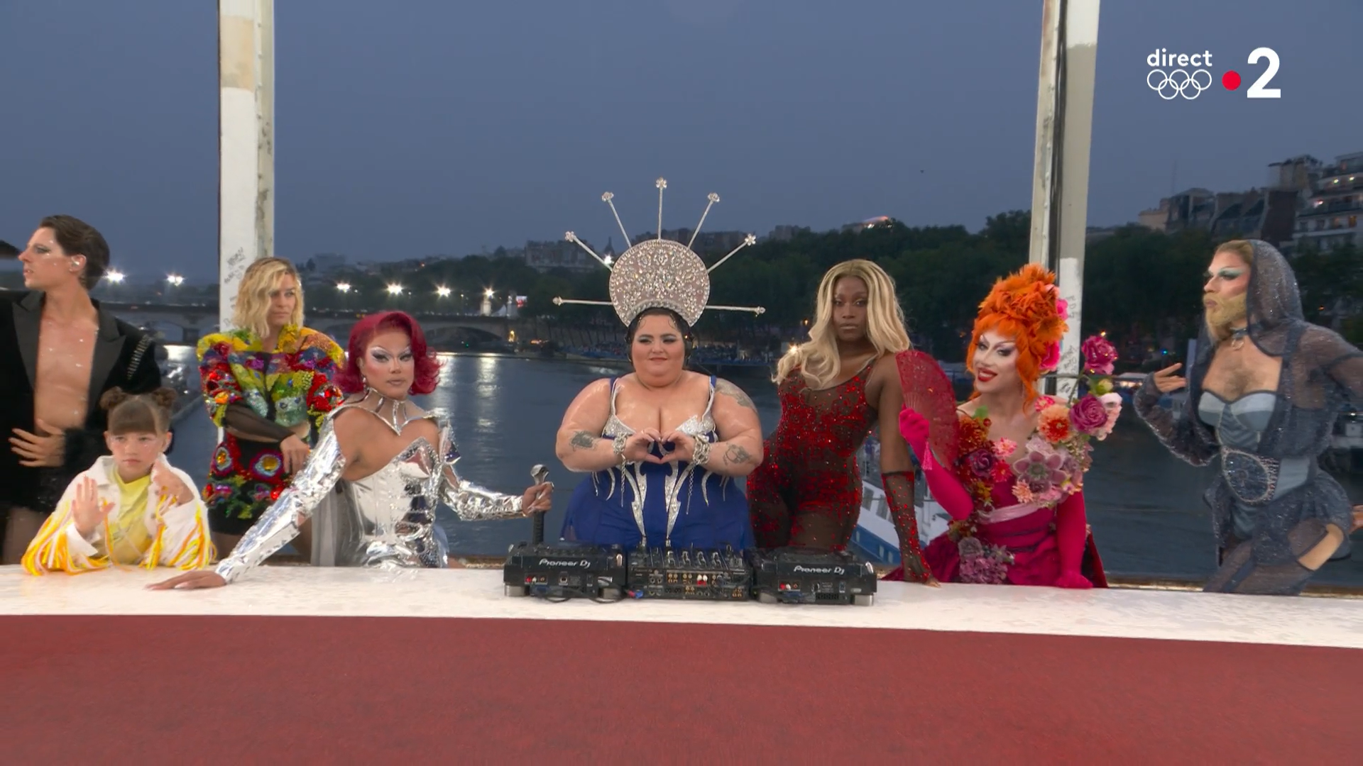 Durant la cérémonie d'ouverture des JO, visionnée par plus d’un milliard de personnes, Barbara Butch apparaissait coiffée d’une large couronne argentée, au milieu de drag-queens. Capture d'écran France 2