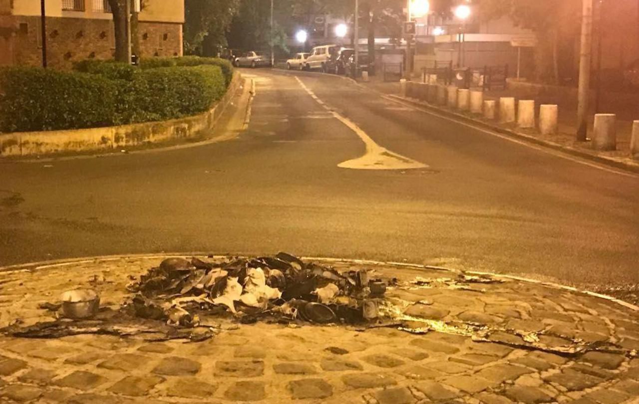 <b></b> A Evry, des poubelles ont été incendiées sur plusieurs ronds-points.