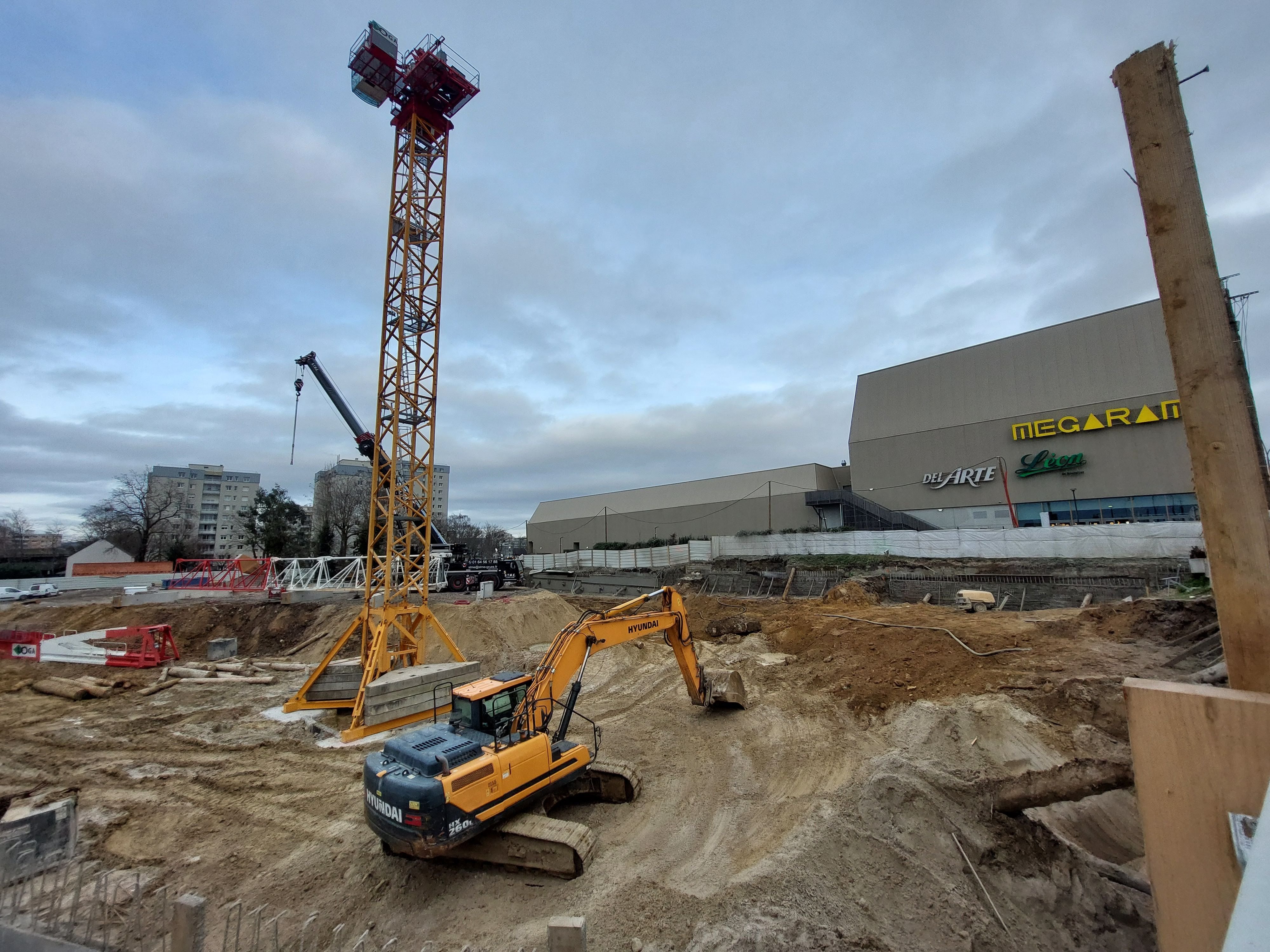 Montigny-lès-Cormeilles, mercredi 28 février 2024. Le premier îlot du projet de centre-ville est en construction depuis cet été. La première grue est en train d'être montée. LP/Thibault Chaffotte