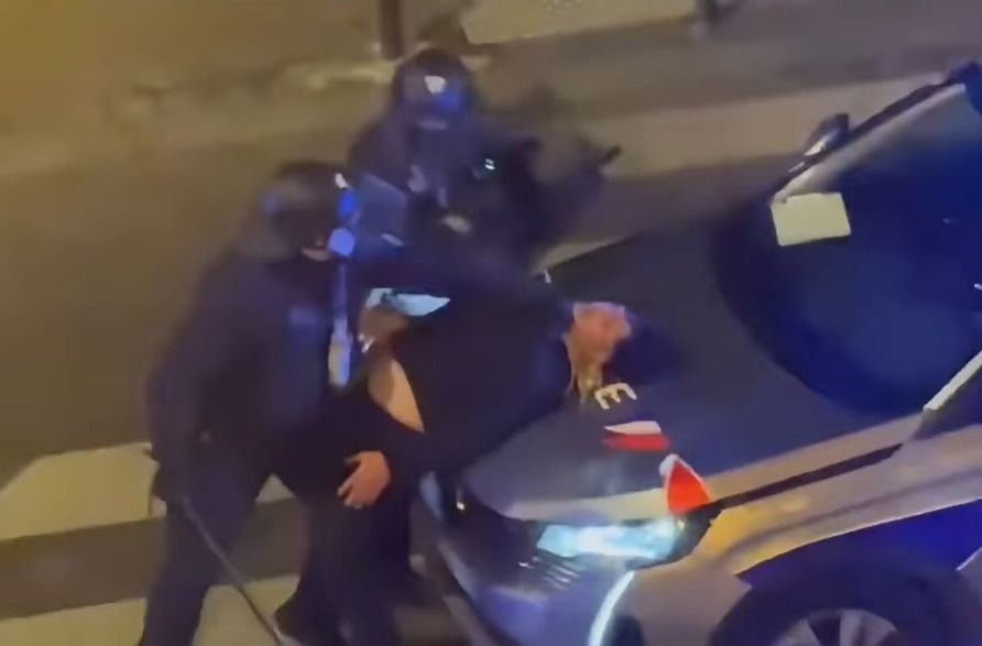 Paris : l'Intérieur demande une enquête administrative après la diffusion  d'une vidéo montrant des policiers frappant un homme - Le Parisien