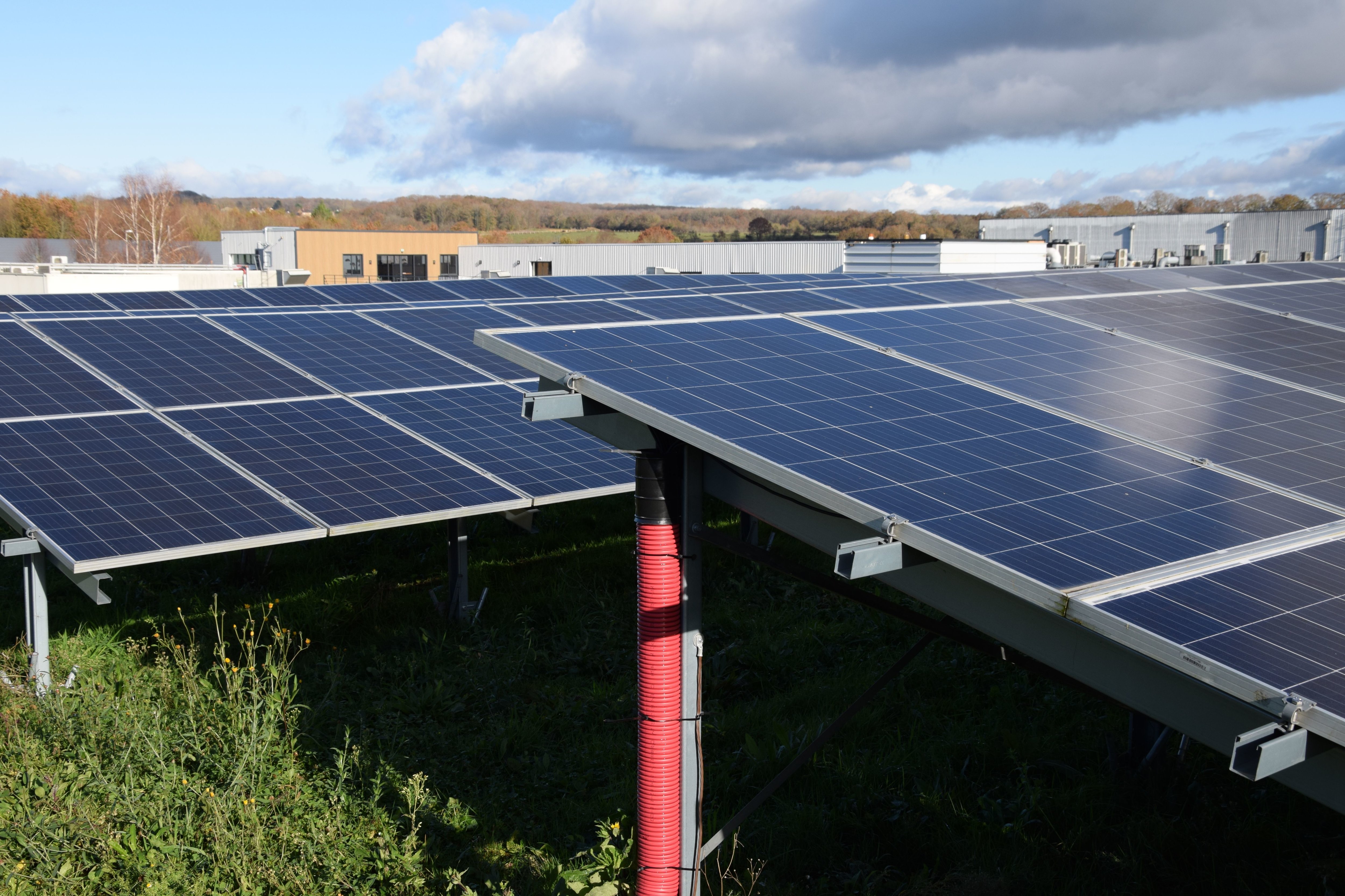 Ce mardi 28 novembre, les travaux d’installation de la centrale photovoltaïque au sol de la Zone Artisanale de l’Aunay à Nogent-le-Rotrou (Eure-et-Loir) ont été officiellement lancés. LP/Christophe Blondel