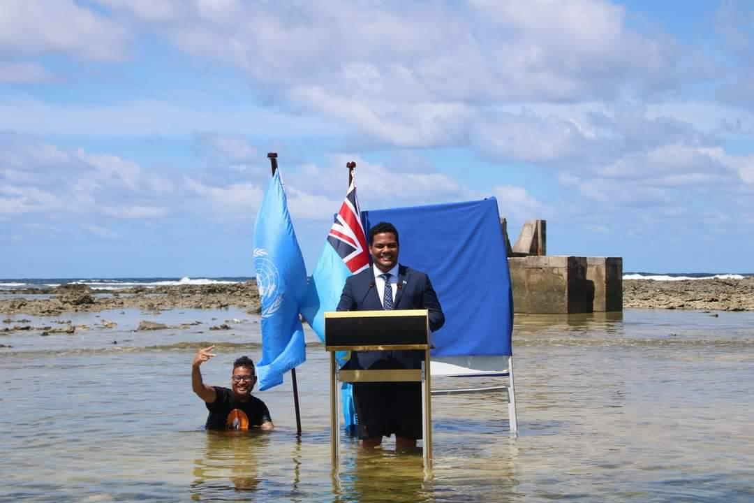 Le chef de la diplomatie de l'archipel menacé des Tuvalu Simon Kofe avait marqué les esprits lors de la COP26 en 2021 avec un discours enregistré dans la mer, de l'eau jusqu'aux genoux. EPN/Newscom/Sipa