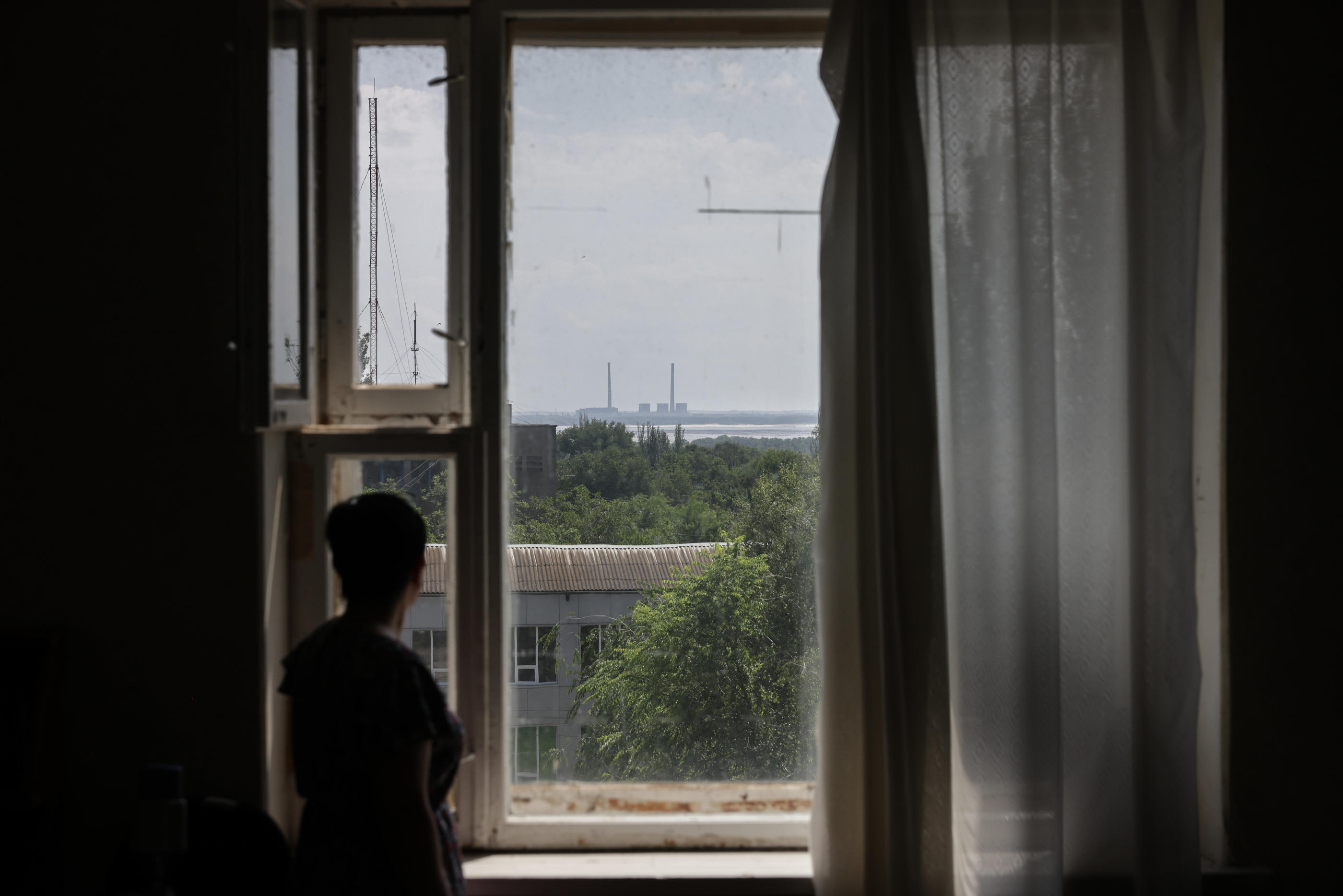 A la mairie de Marhanets, en Ukraine, la salle de pause des employés municipaux donne sur la centrale nucléaire de Zaporijjia, offrant une vue imprenable sur le danger. LP/Philippe de Poulpiquet