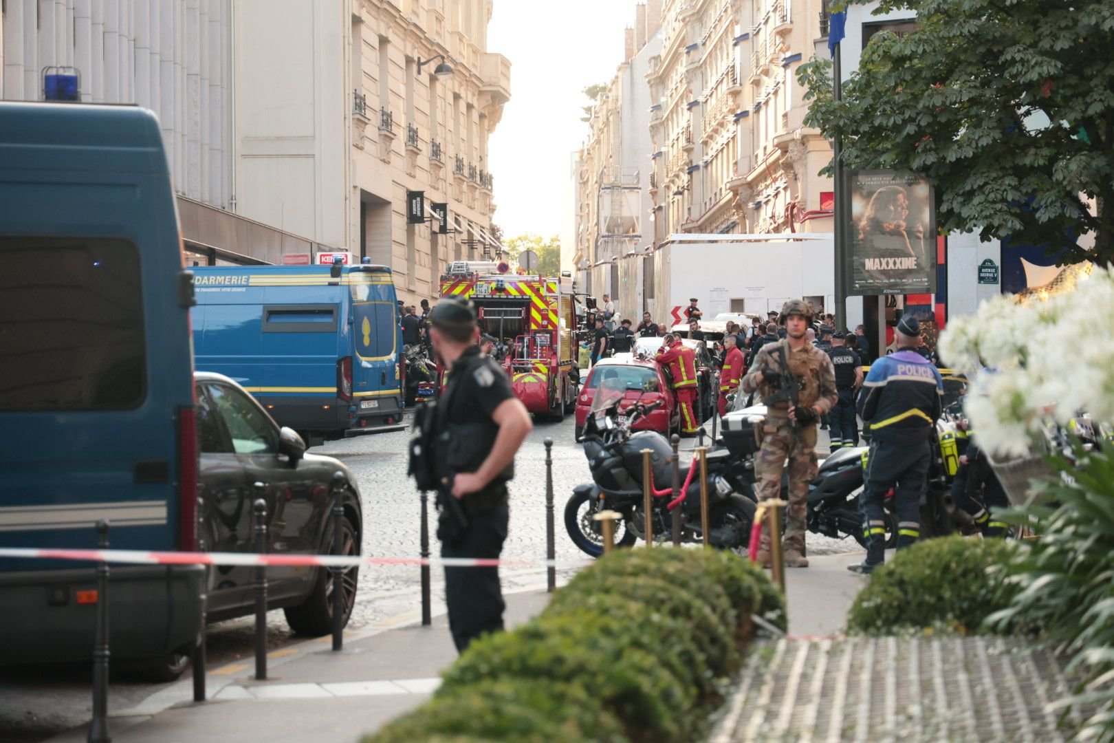 Gendarmes, CRS, policiers, militaires et pompiers présents rue Vernet à la suite de l'attaque au couteau ayant blessé une policier. LP/Alexandre Delaitre