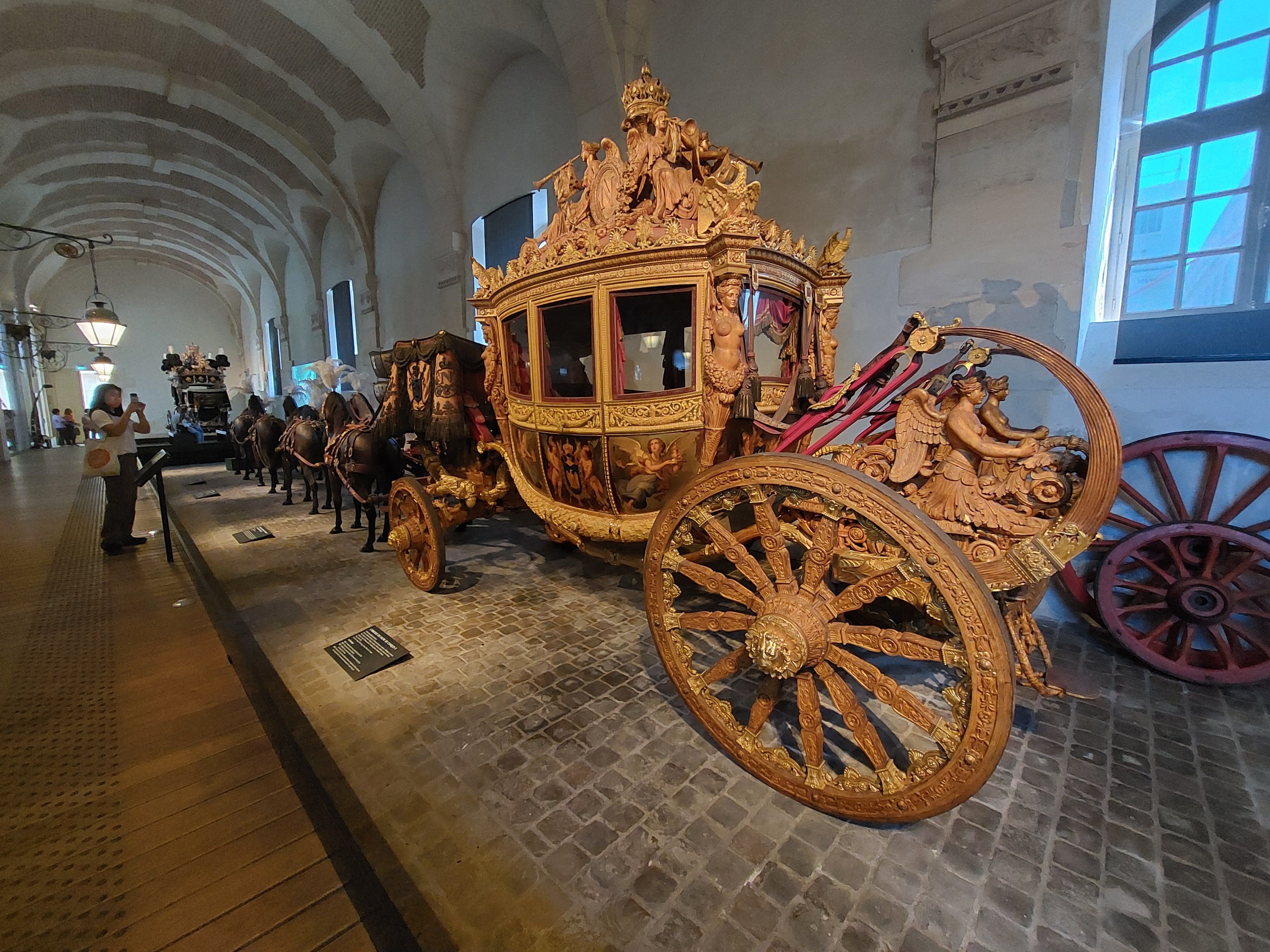Versailles (Yvelines), samedi 13 avril 2024. Il fallait huit chevaux pour traîner le carrosse de Charles X, lesté de plus de quatre tonnes de dorures. LP/Mehdi Gherdane