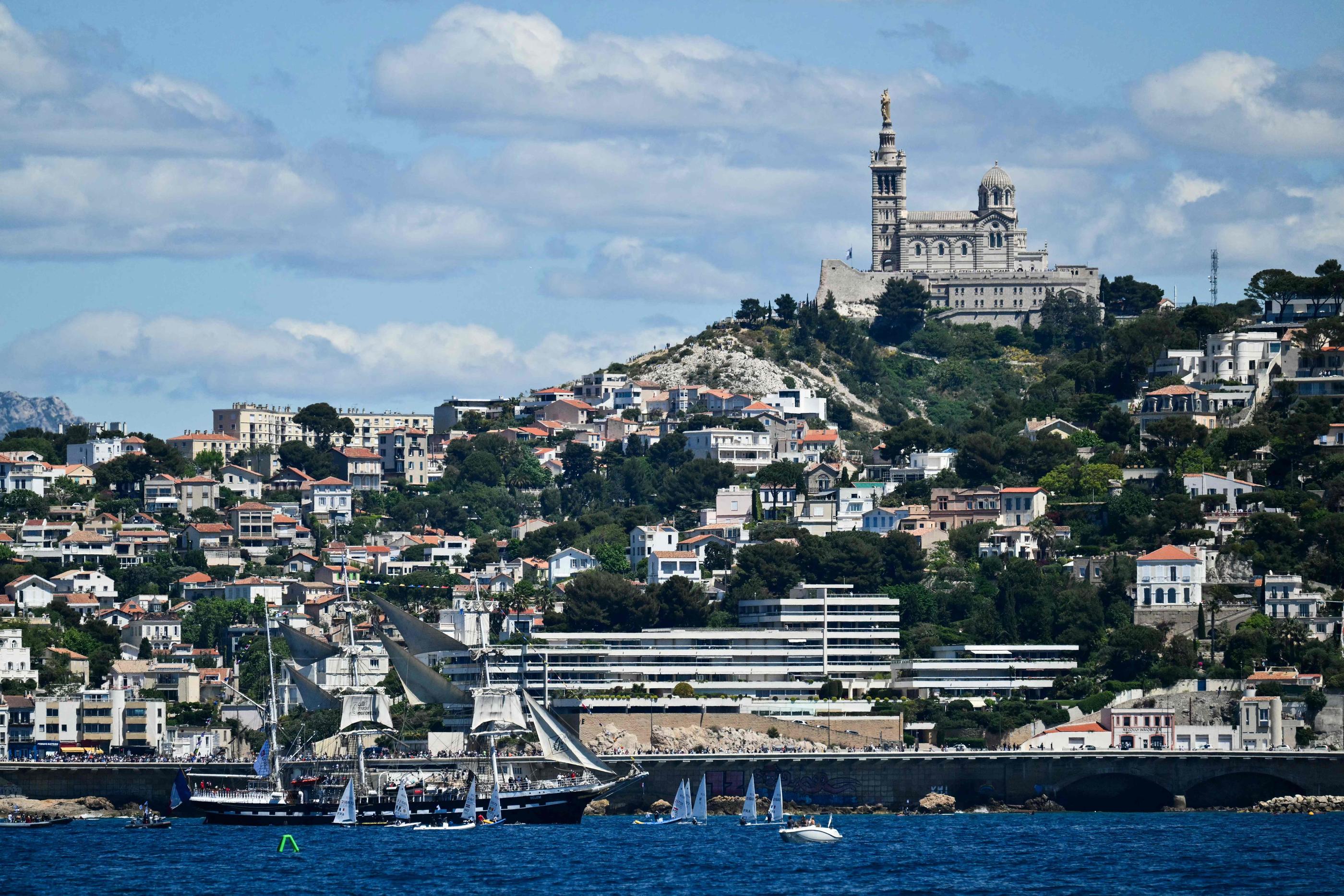 Après une longue parade maritime, le Belem se rapproche du Vieux-Port à Marseille. CHRISTOPHE SIMON/AFP
