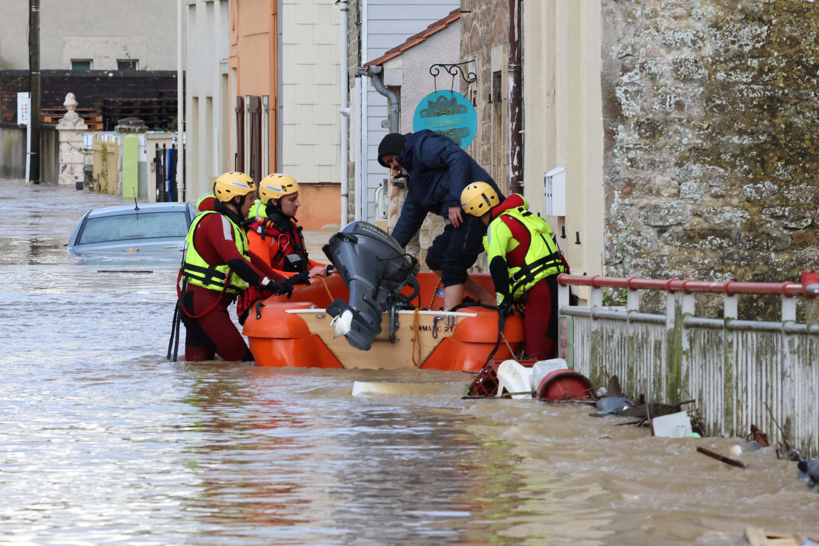 Isques (Pas-de-Calais), le 7 novembre 2023. Des pompiers aident un habitant dans une rue inondée. AFP/Denis Charlet