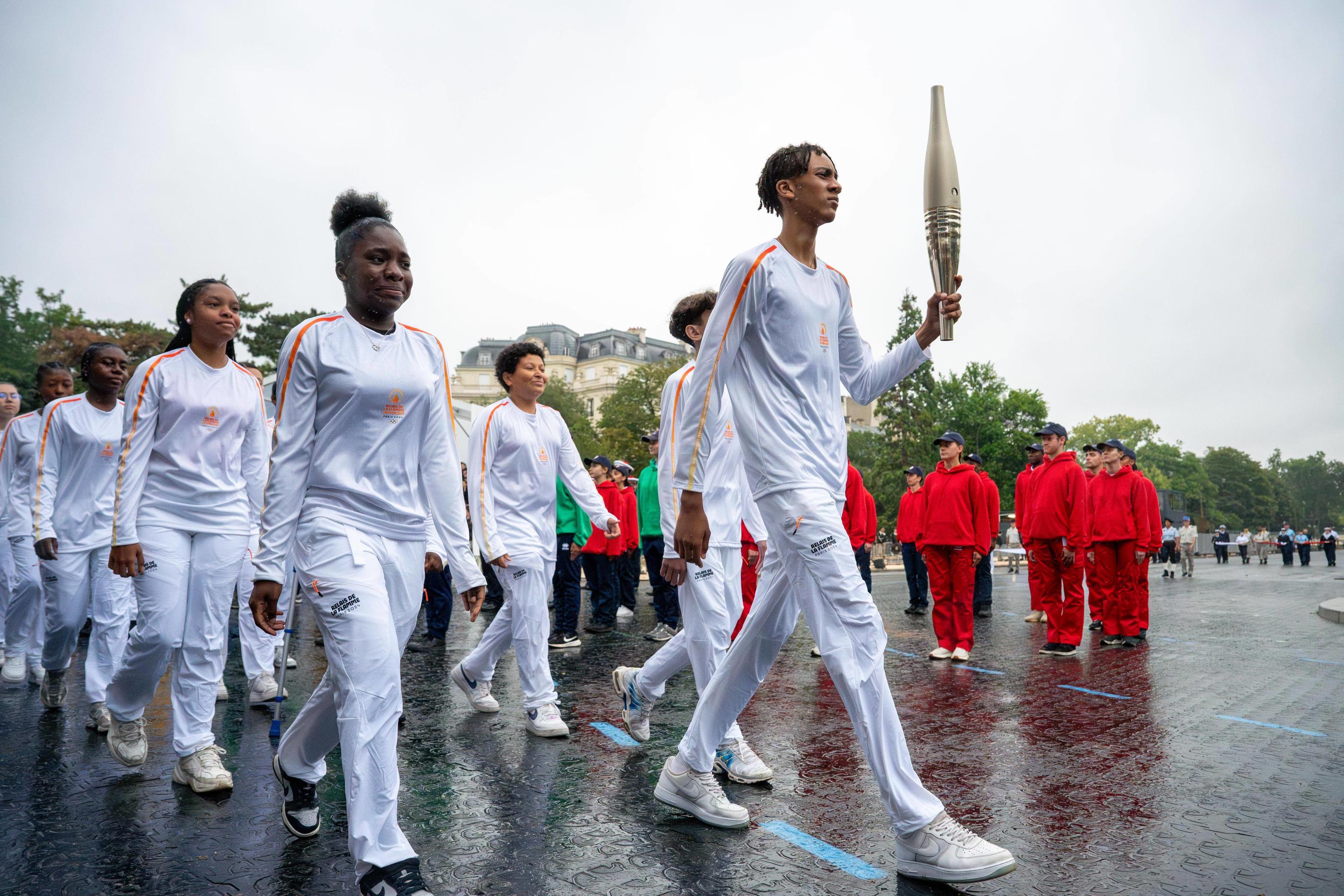 Vingt-quatre adolescents de 3e du collège Dora-Maar, choisis parmi les meilleurs élèves, vont porter la flamme sur l'avenue Foch pour le défilé du 14 Juillet ce dimanche. SIPA/Caron/Zeppelin