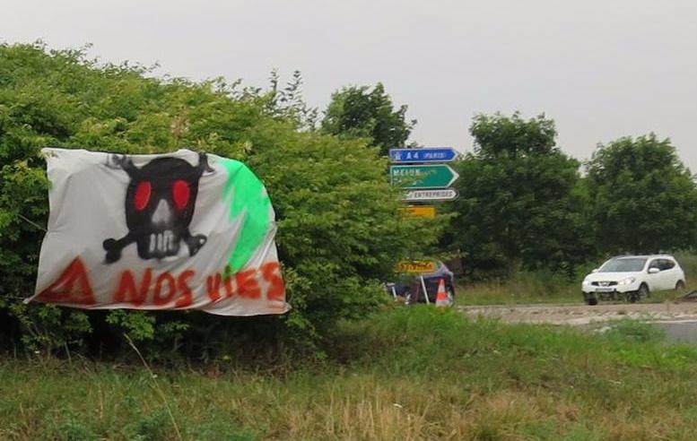 <b></b> Chauconin-Neufmontiers, ce lundi matin. Sur des banderoles, des surveillants pénitentiaires dénoncent les agressions dont ils sont victimes. 