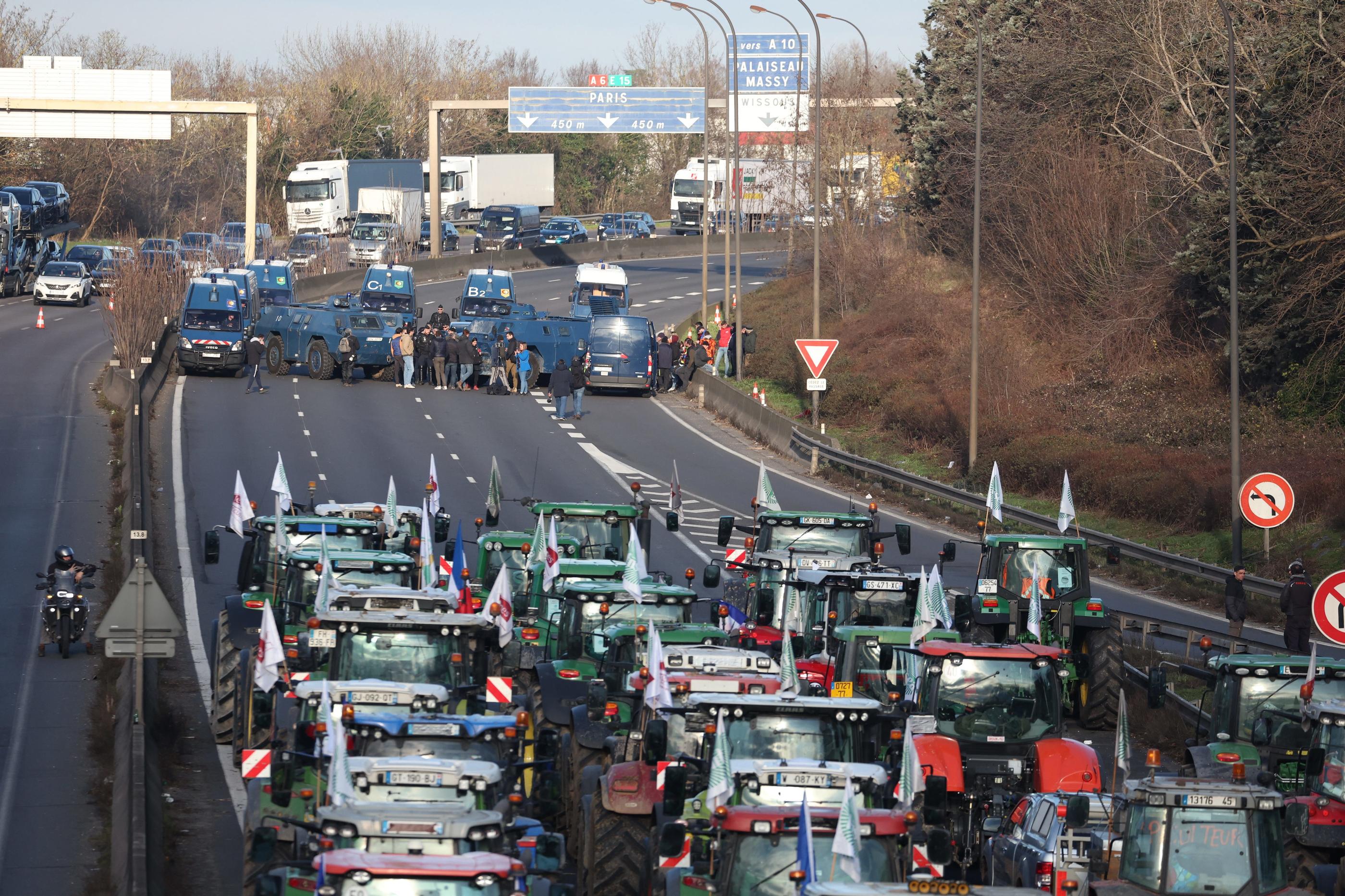 Sur lA6, dans lEssonne, des agriculteurs « presque comme à la maison »  face aux blindés de la gendarmerie - Le Parisien
