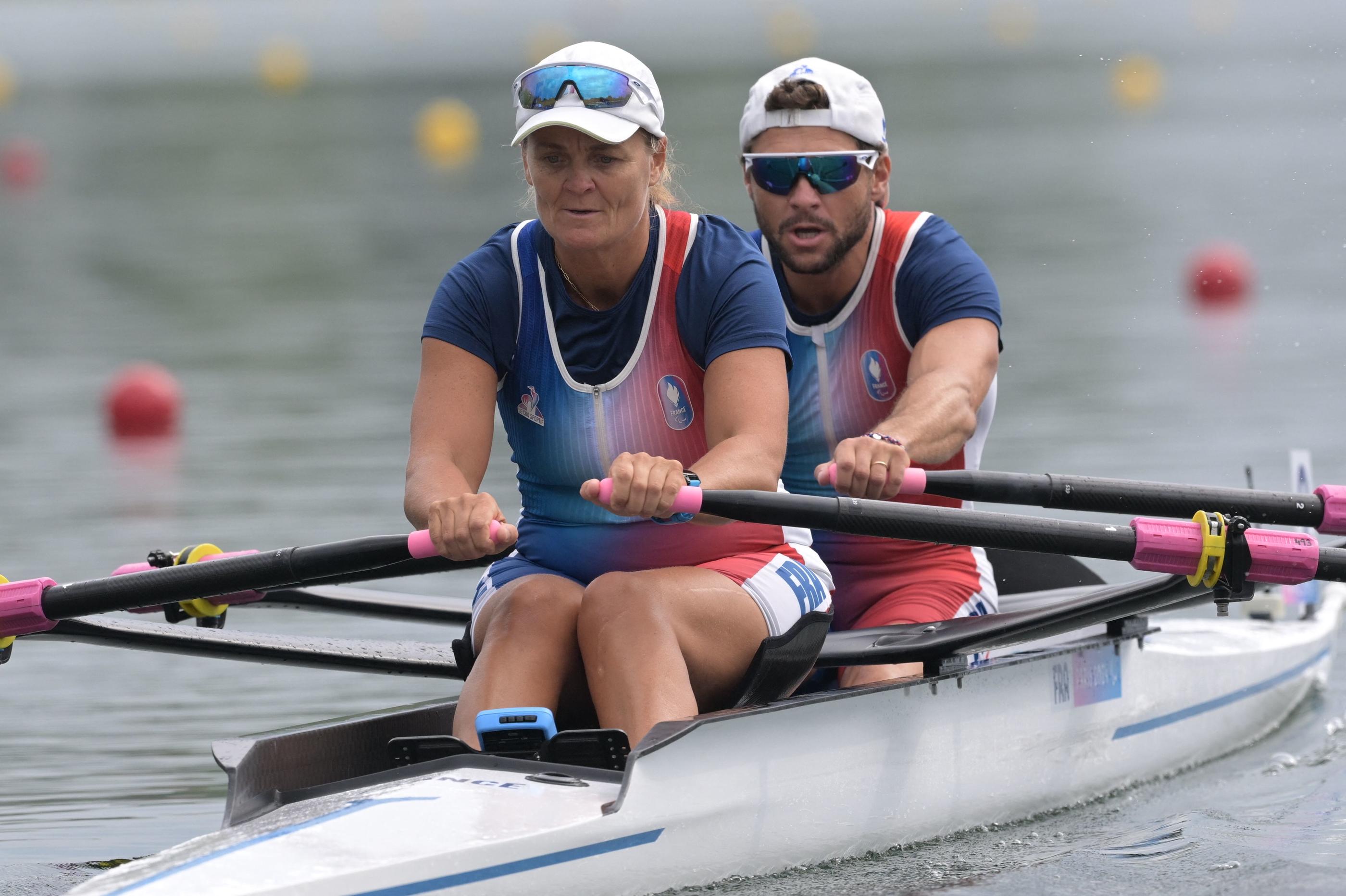 Perle Bouge et Benjamin Daviet, athlètes de para-aviron, bénéficient de tenues de compétition sur mesure faites par Le Coq Sportif. AFP/Bertrand Guay