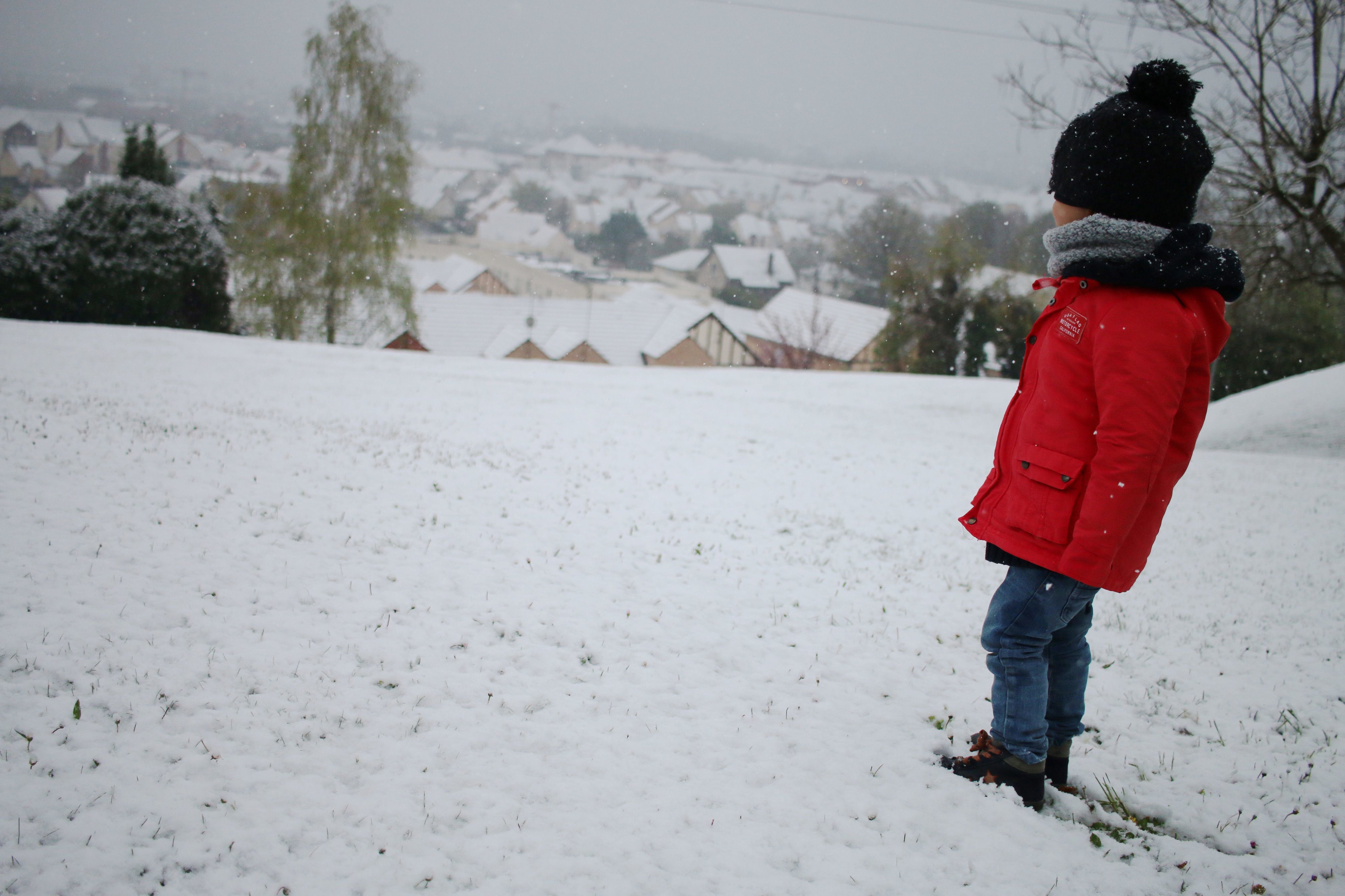 Le petit Paul, deux ans, découvre la neige ce vendredi matin dans l'Oise. LP/Julien Barbare