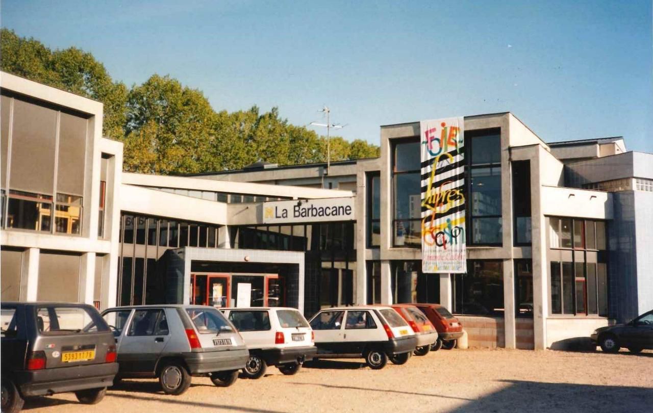 <b></b> Beynes. La salle de spectacle La Barbacane, ici dans les années 1980, a enregistré quelque 250 000 entrées en trente ans.  