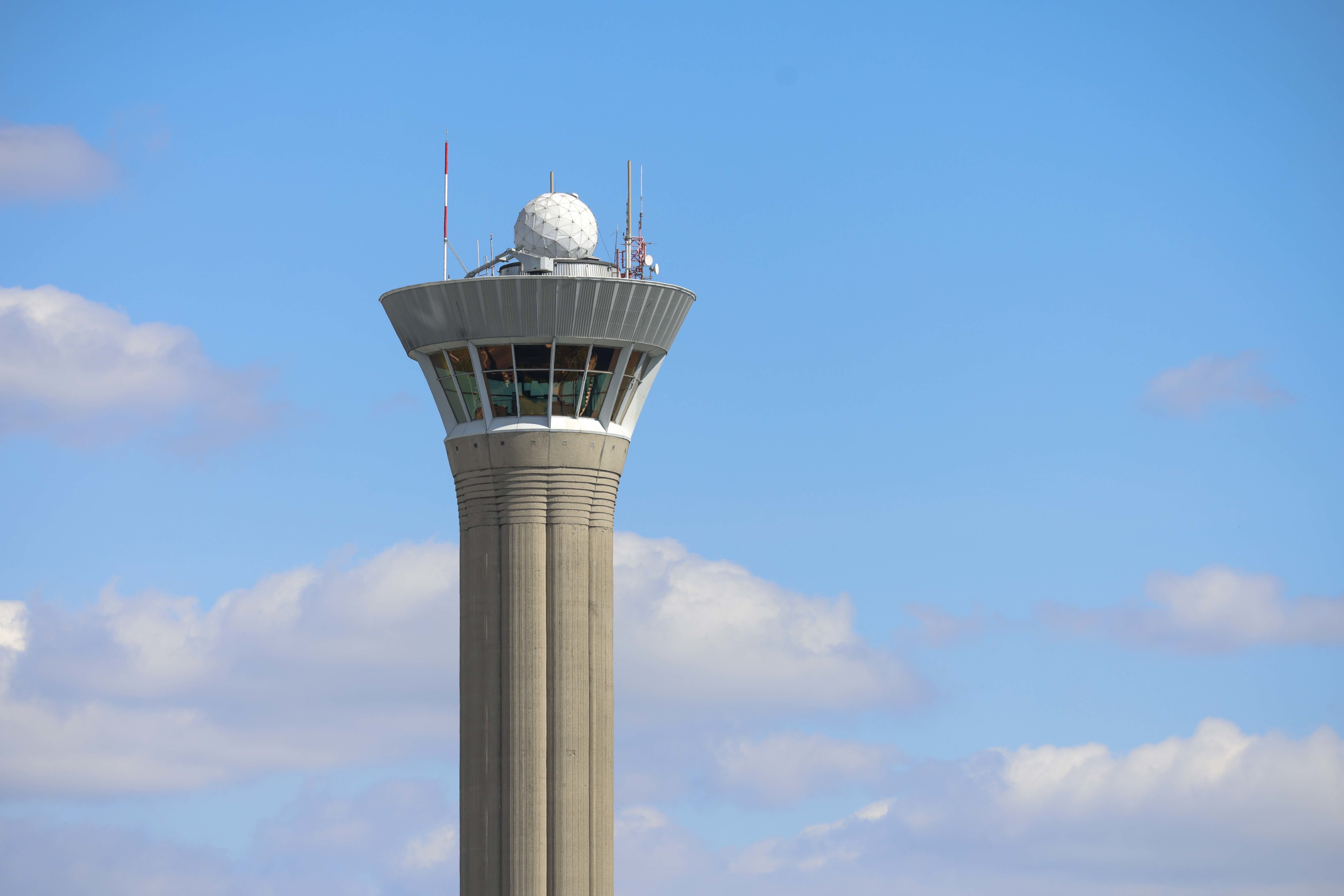 Les contrôleurs aériens travaillent le plus souvent en binôme : l’un gère les procédures de vol, tandis que l’autre surveille les appareils de contrôle, comme le radar. LP/Olivier Corsan