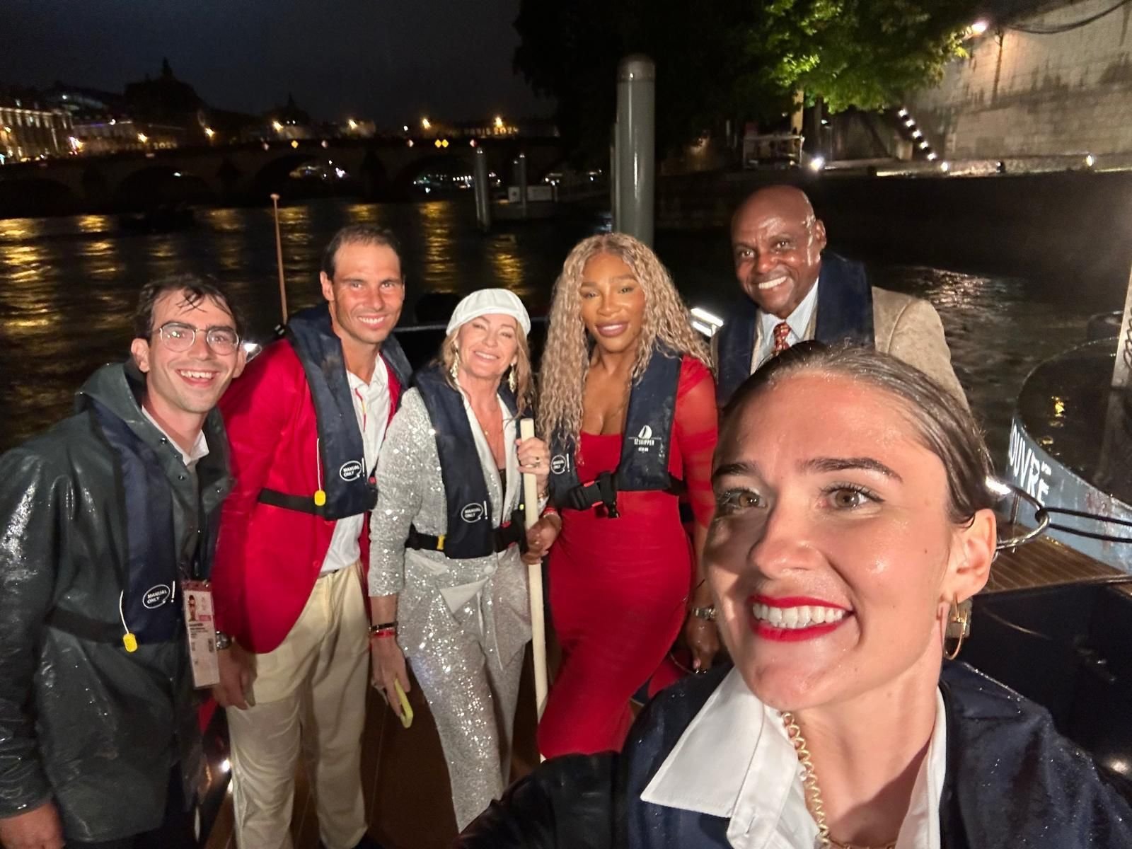 Paris, vendredi 26 juillet 2024. Le capitaine Jacques Budin (à gauche) et sa copilote Eugénie Guillemin, aux côtés de Rafael Nadal, Nadia Comaneci, Serena Williams et Carl Lewis sur le bateau. FINX