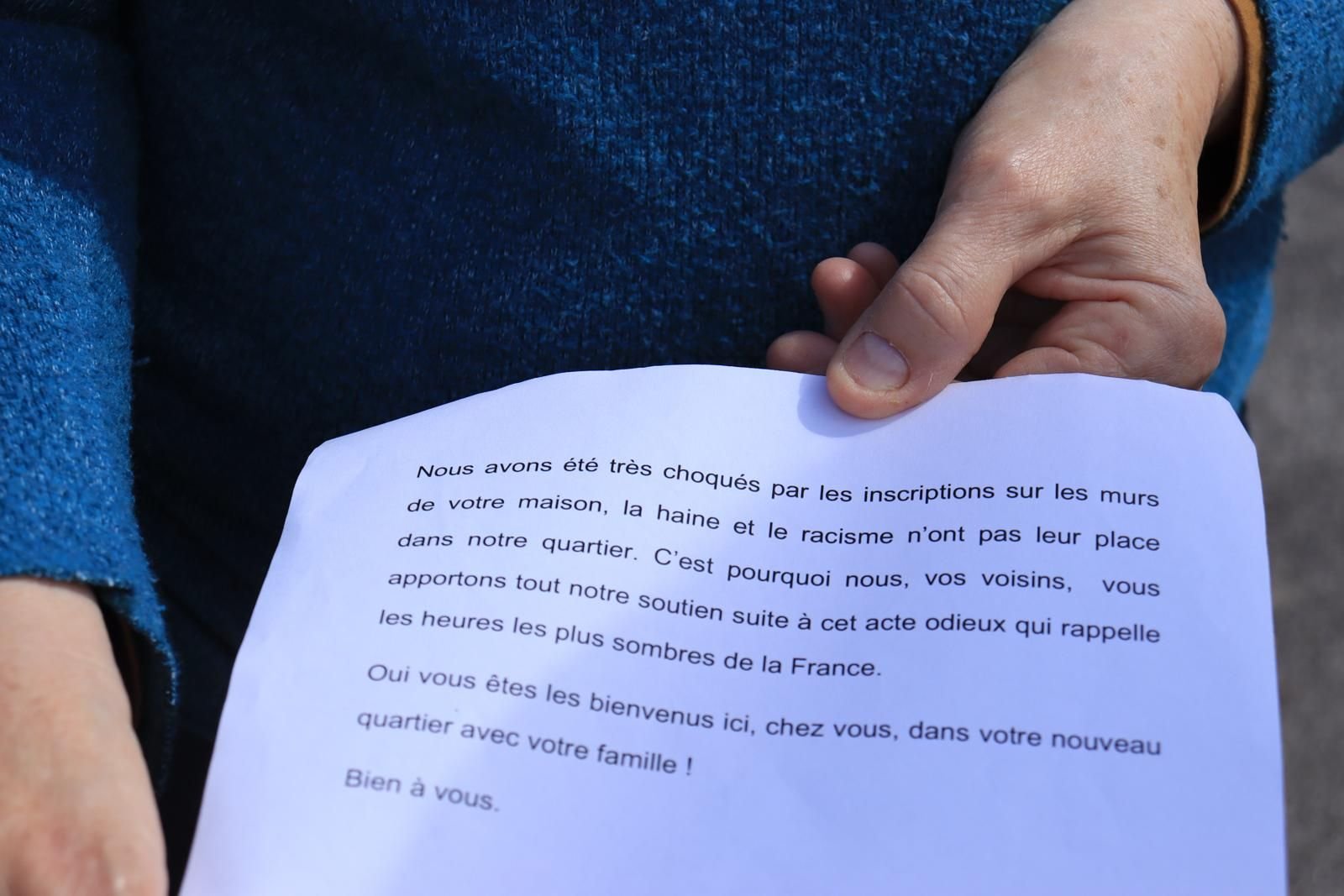 Clermont (Oise), dimanche 5 mai 2024. Une dizaine de voisins de la famille d'origine sri-lankaise lui ont écrit une lettre de soutien. LP/Juliette Vienot de Vaublanc