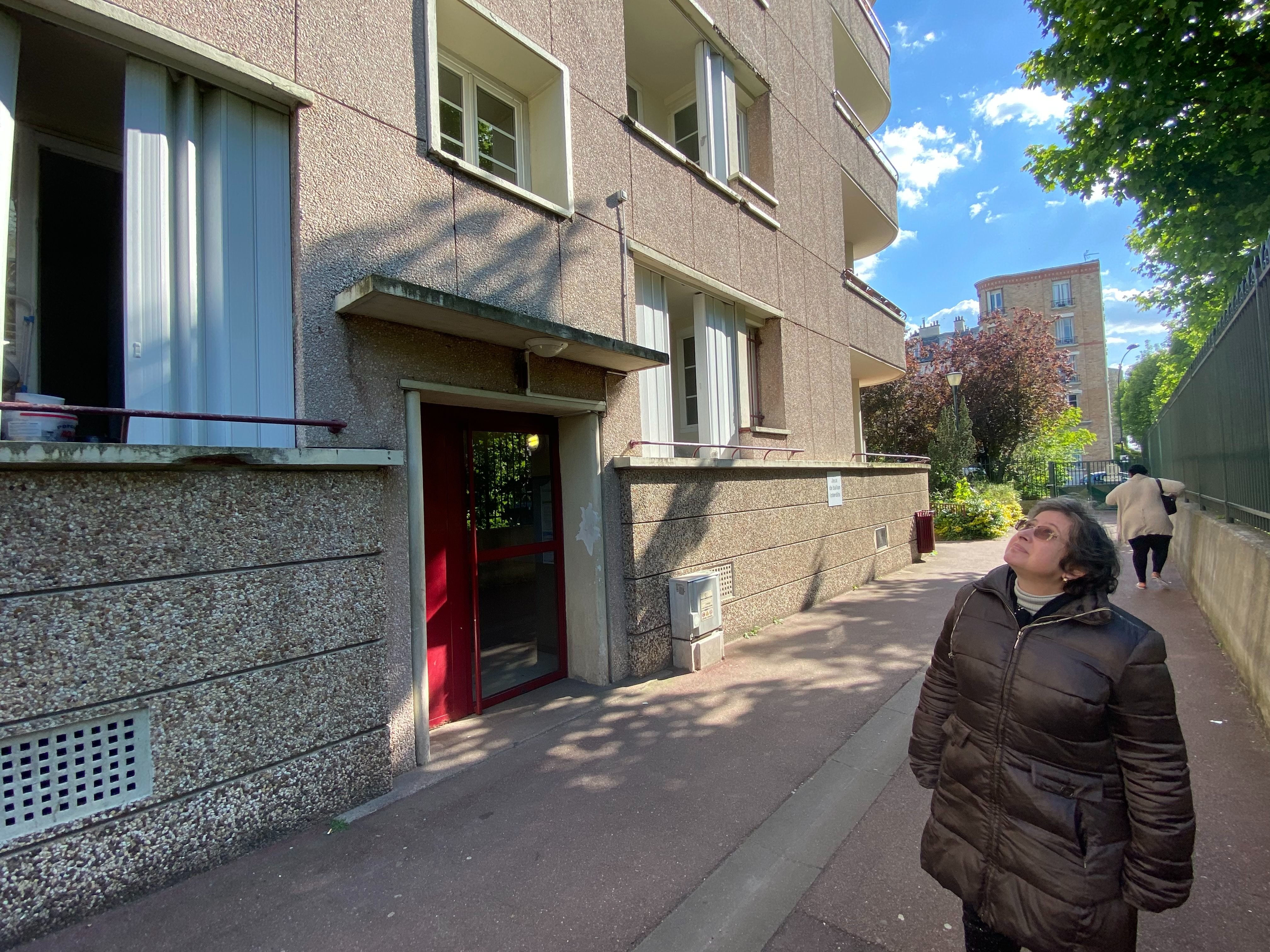 Saint-Mandé, vendredi après-midi. Evelyne Lemberski, devant l'immeuble où vivait son grand-oncle, mort en déportation, et où sera posé un pavé de Stolperstein en sa mémoire ce lundi. LP/Auguste Canier