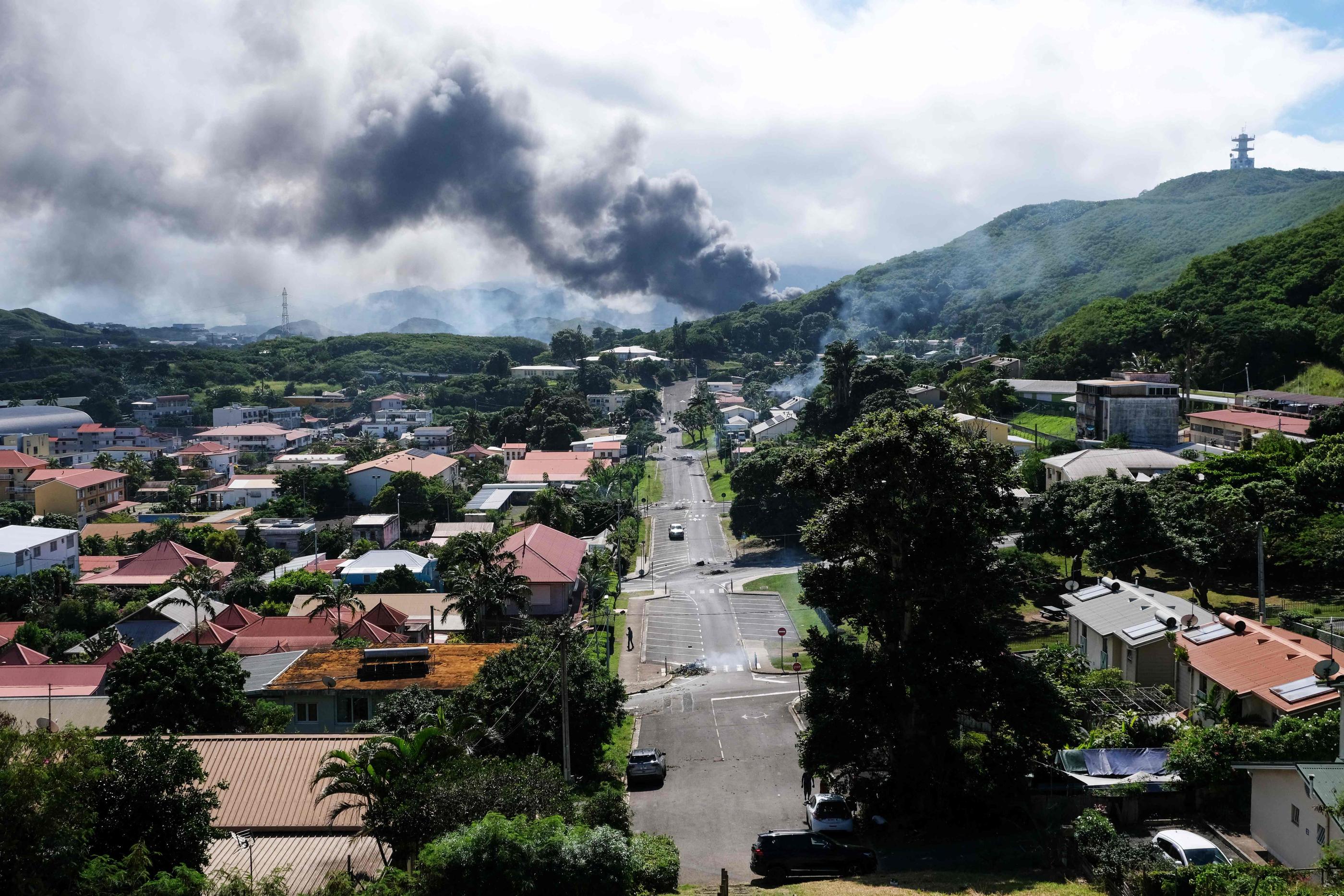 Le 14 mai, de la fumée s'élève au-dessus de Nouméa, en Nouvelle-Calédonie. De nombreux habitants s'inquiètent pour leur sécurité à cause de violentes émeutes. AFP/Theo Rouby