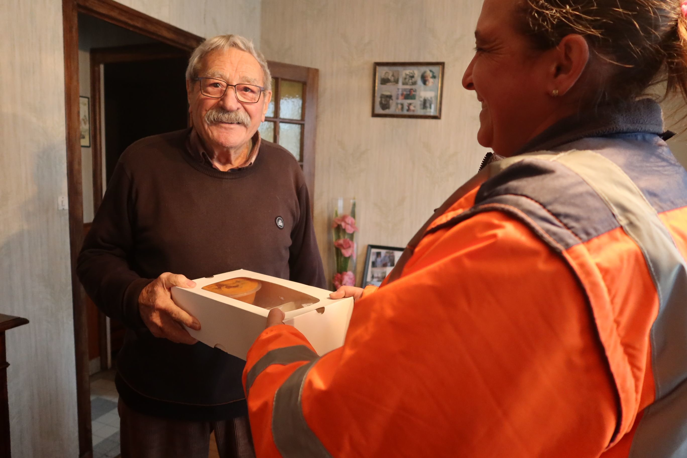 Clermont (Oise), le lundi 5 février. Le service de portage repas permet à des usagers, comme Gérard, 94 ans, de pouvoir continuer à vivre chez eux. LP/Simon Gourru