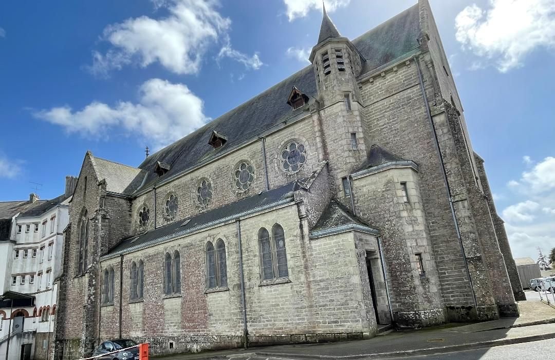 La chapelle désacralisée de Kerfeunteun à Quimper (Finistère) est à vendre mais la facture de chauffage a vraisemblablement refroidi plus d’un acquéreur potentiel. T.P.