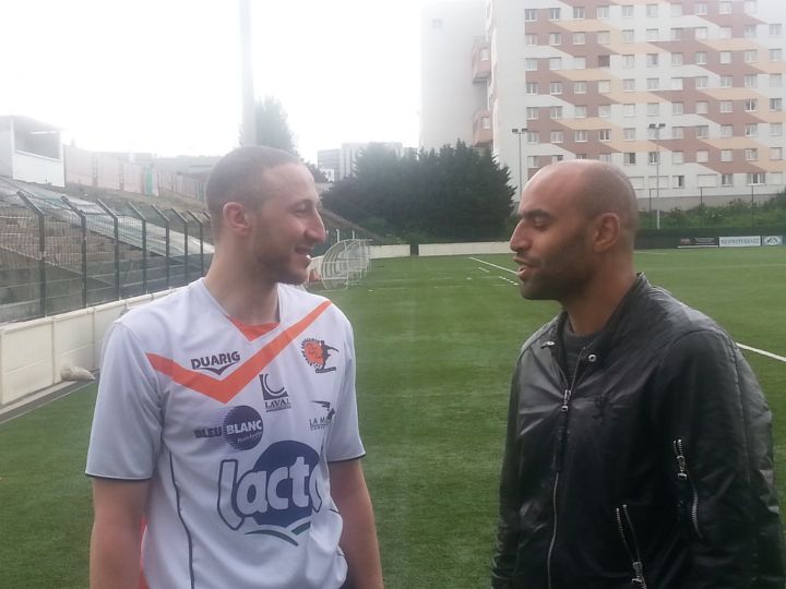 Kamel Ouejdide (à droite), ici en 2019 au stade Bauer, en discussions avec Chaher Zarour.