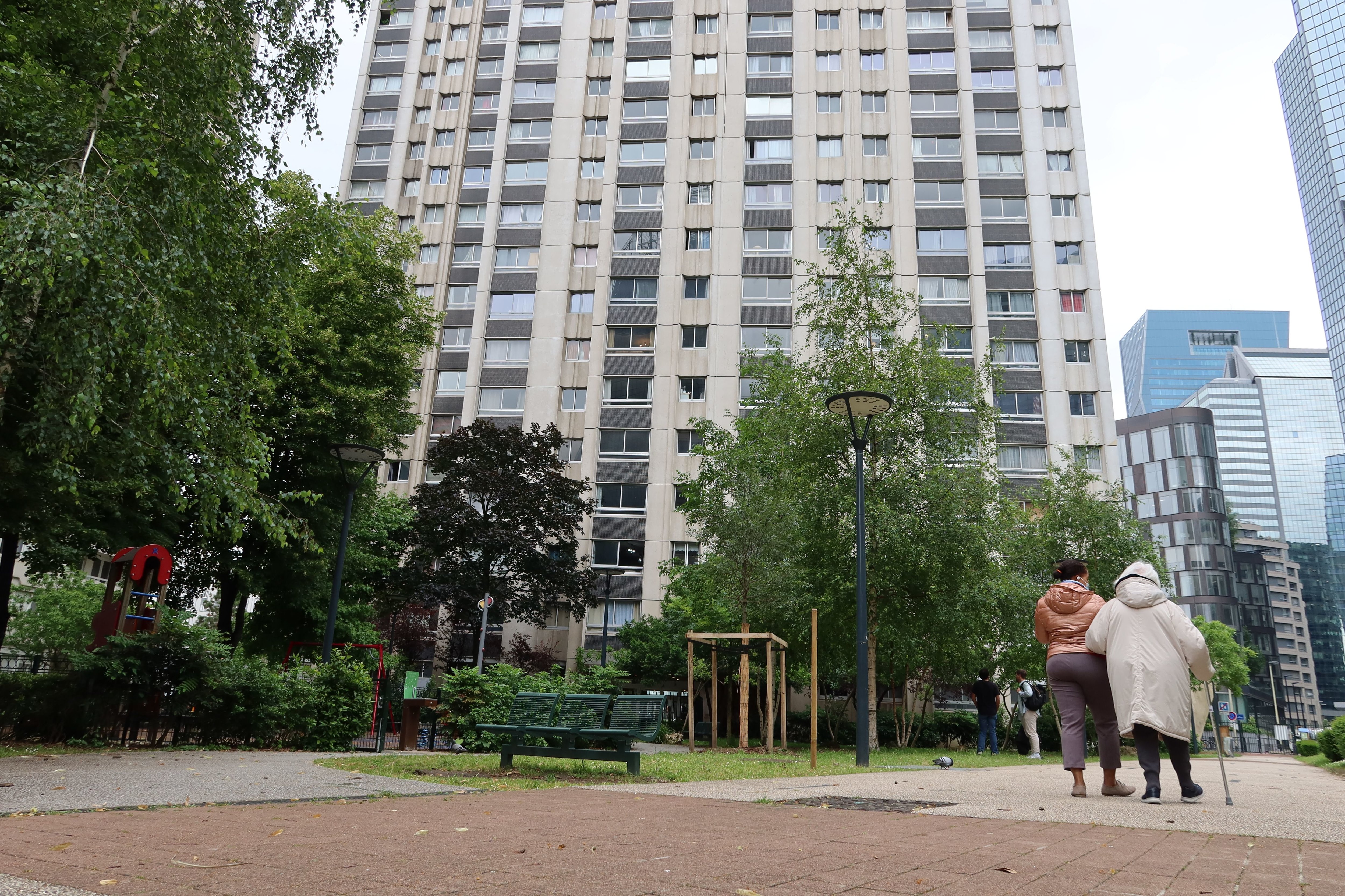 Courbevoie, ce mercredi. La victime a été approchée par les trois suspects alors qu'elle se trouvait au square Henri Regnault. LP/Benjamin Derveaux