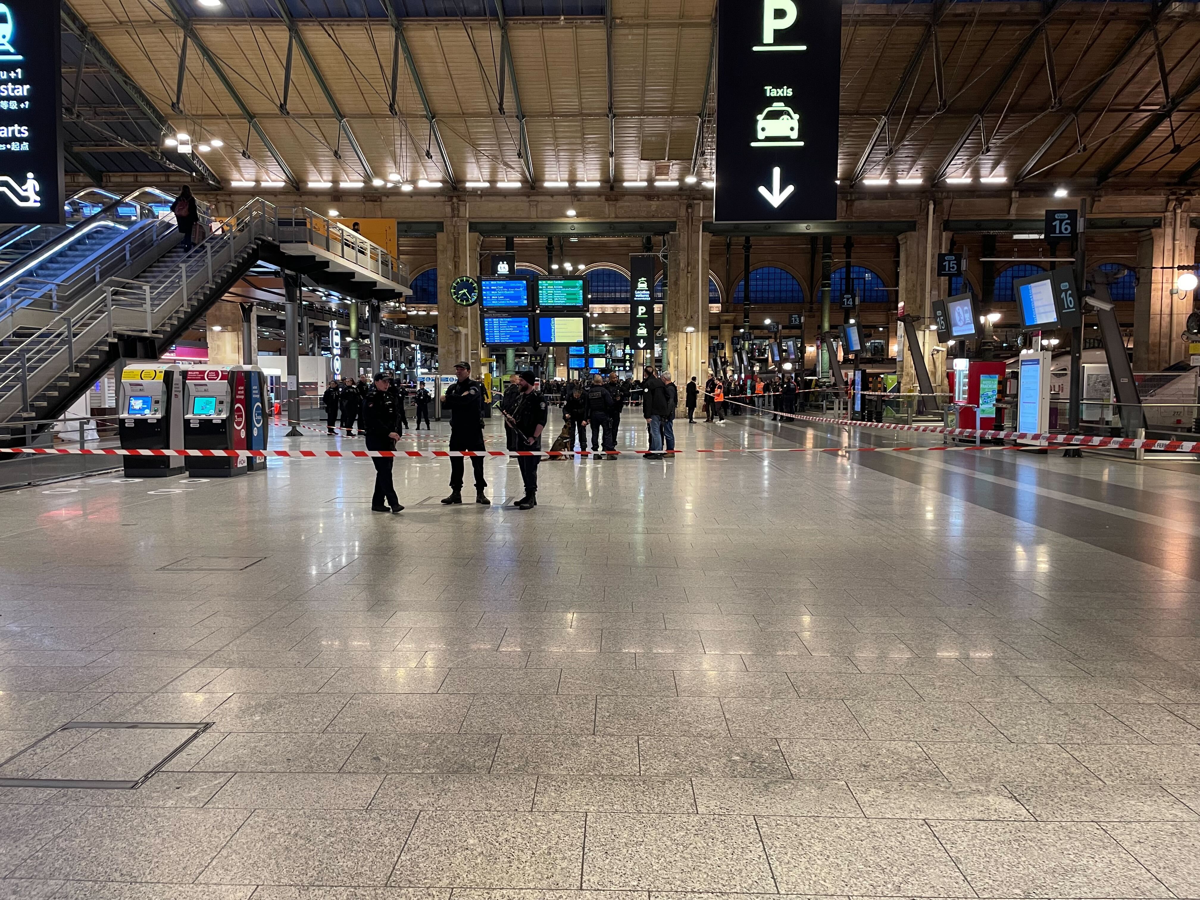 Paris, mercredi. Un périmètre de sécurité a été mis en place gare du Nord après l'attaque. LP/Claire Berthelemy