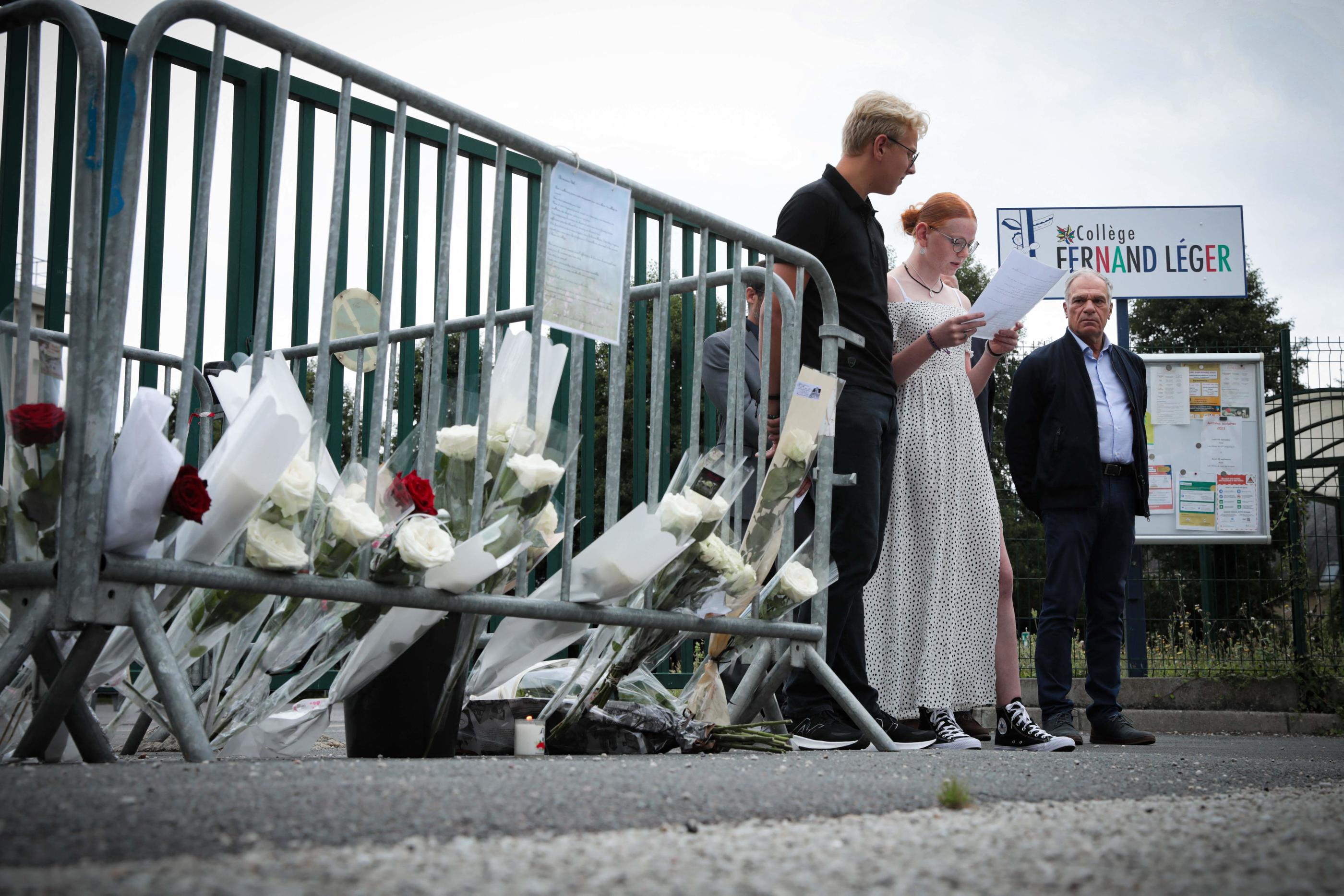Des élèves du principal du collège retrouvé mort à Lisieux se sont retrouvés ce mardi, pour lui rendre hommage. LOU BENOIST/AFP