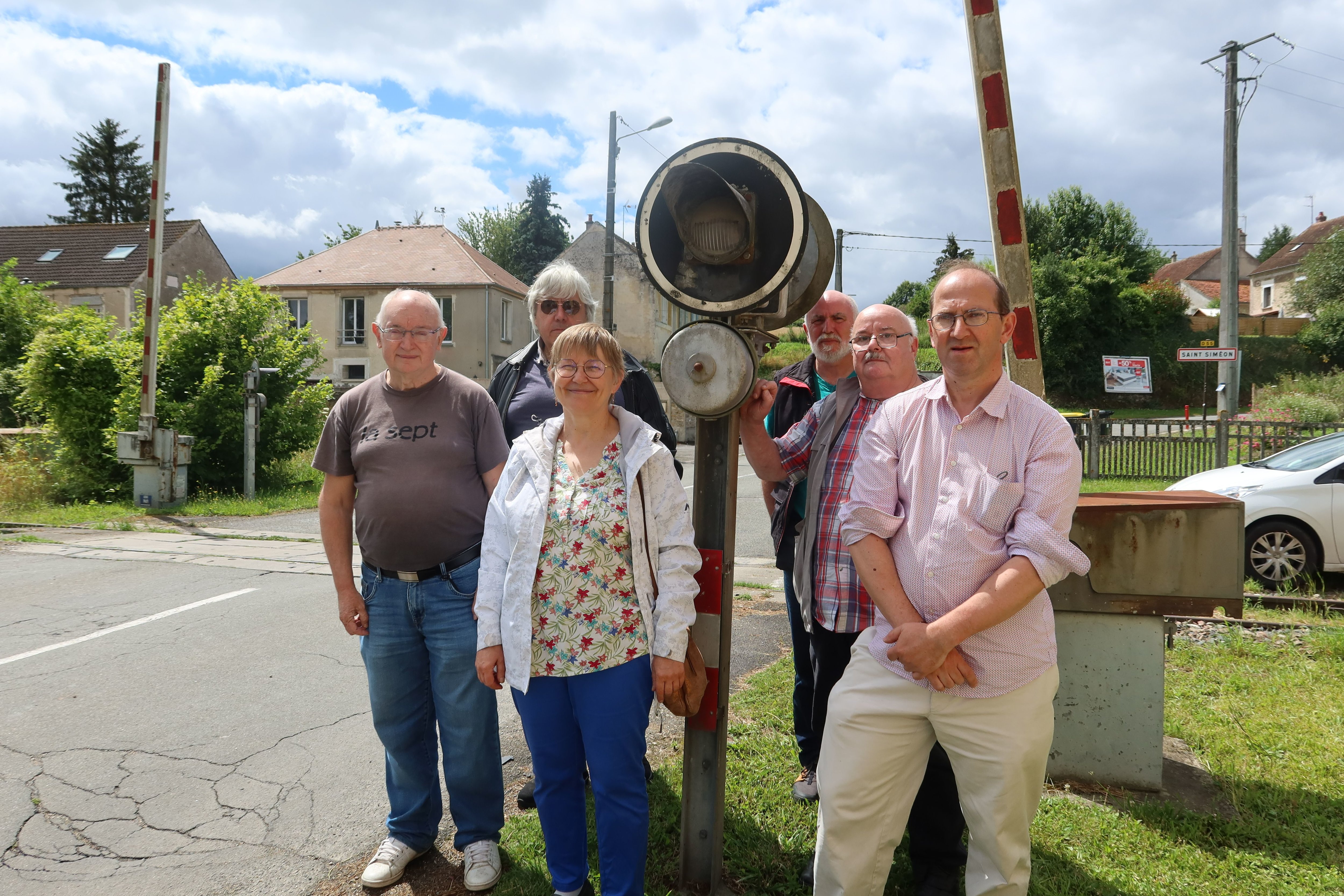 Saint-Siméon (Seine-et-Marne), le 16 juillet. Des membres de Grand Morin Trans'Fer ont inspecté la ligne ferroviaire à l'abandon entre La Ferté-Gaucher et Coulommiers. LP/Sébastien Roselé