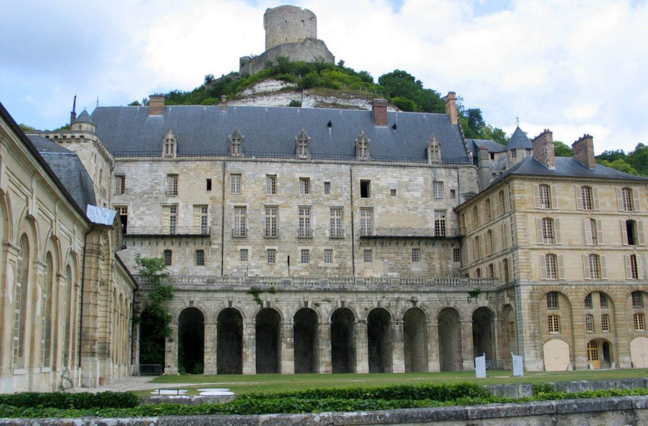 <b></b> La Roche-Guyon. Les portes du château de La Roche-Guyon sont actuellement fermées, alors qu’habituellement cette période de l’année est une saison forte des visites scolaires.