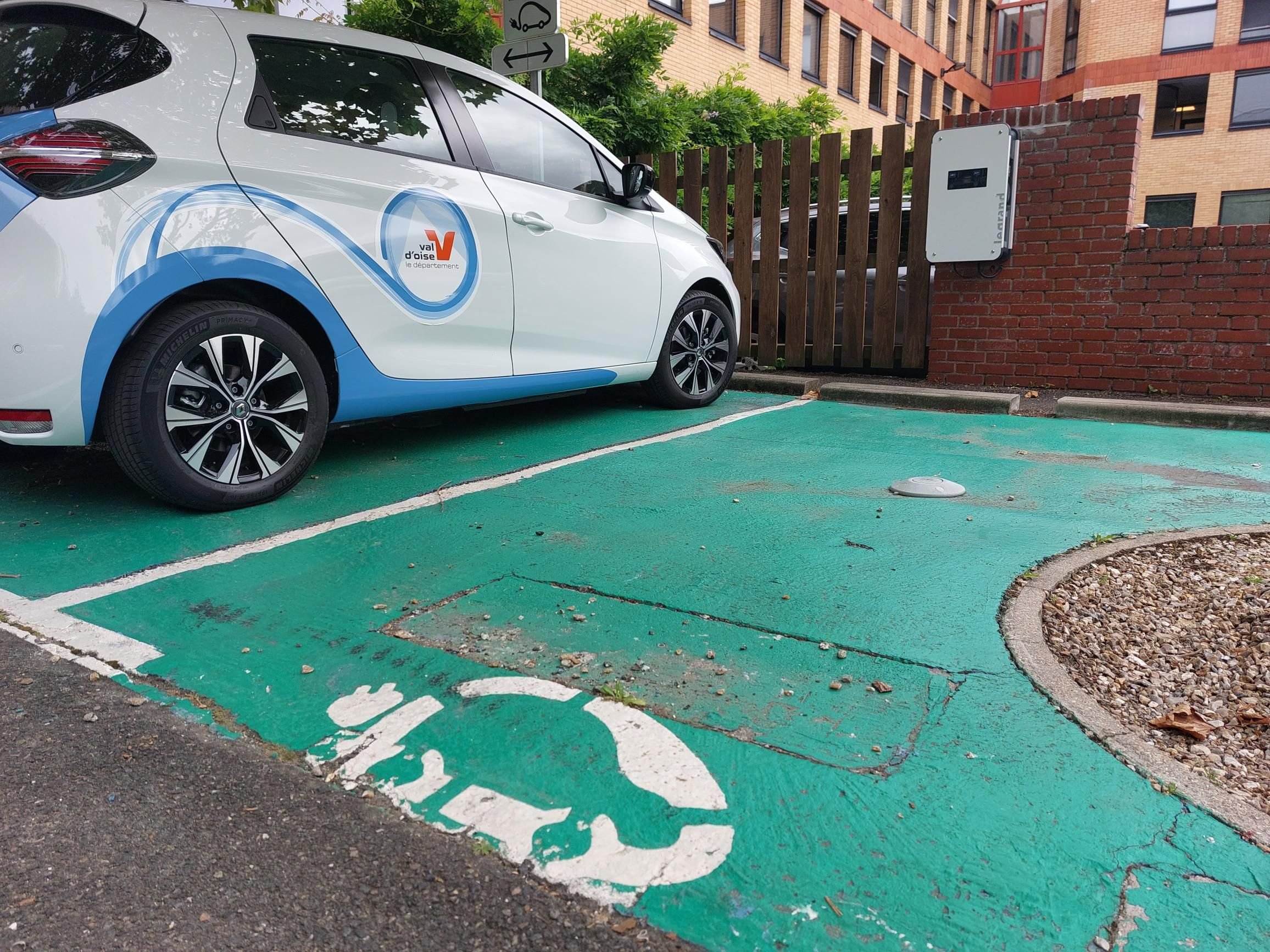 Cergy. Le Syndicat d'Energie du Val-d'Oise (SEDVO) prévoit d'implanter 160 bornes de recharge pour véhicules électriques à l'horizon 2026. (Illustration) LP/Christophe Lefèvre.