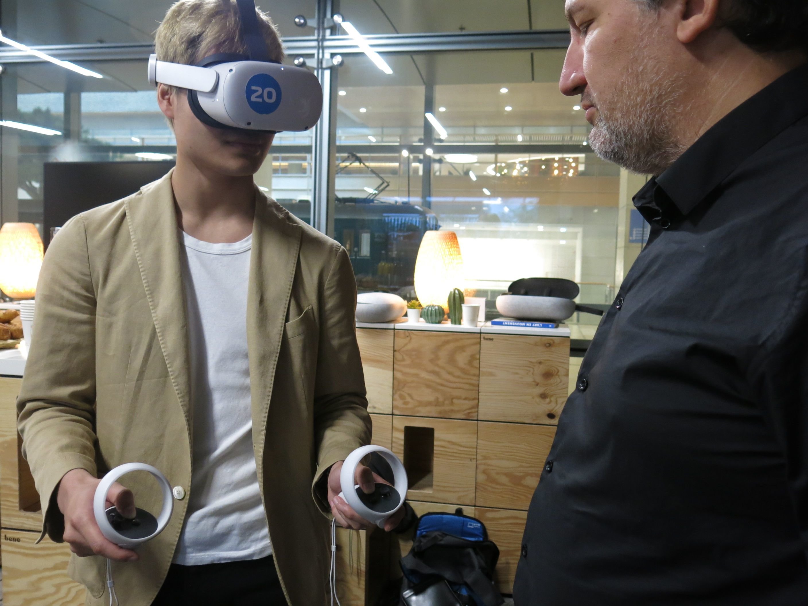 Des casques de réalité virtuelle permettent aux agents chargés de l'inspection des ouvrages de se former en salle dans les conditions du réel. LP/Benoit Hasse