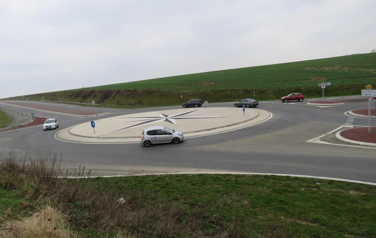 <b></b> Le carrefour en croix situé à la sortie d’Etampes, à l’intersection de la D 63 et la D 721, a été transformé en rond-point pour réduire le nombre d’accidents.