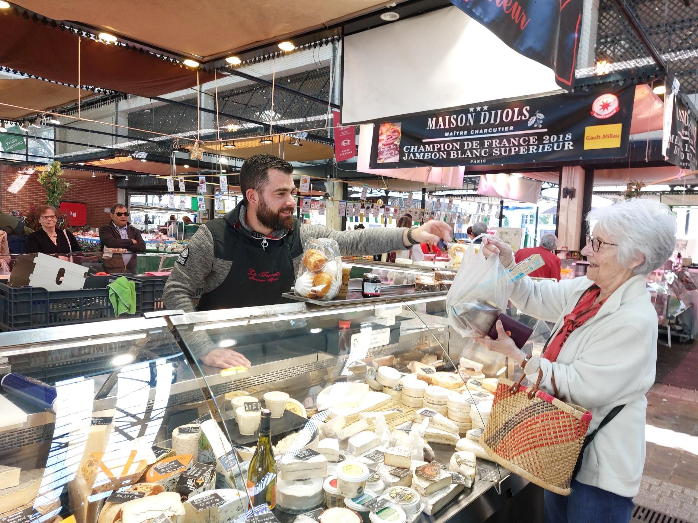 Saint-Maur-des-Fossés (Val-de-Marne), le 6 juin. Annie, 90 ans, fait partie des habitants qui apprécient le marché de la Varenne, comme ceux de tous les quartiers de la ville. LP/Laure Parny