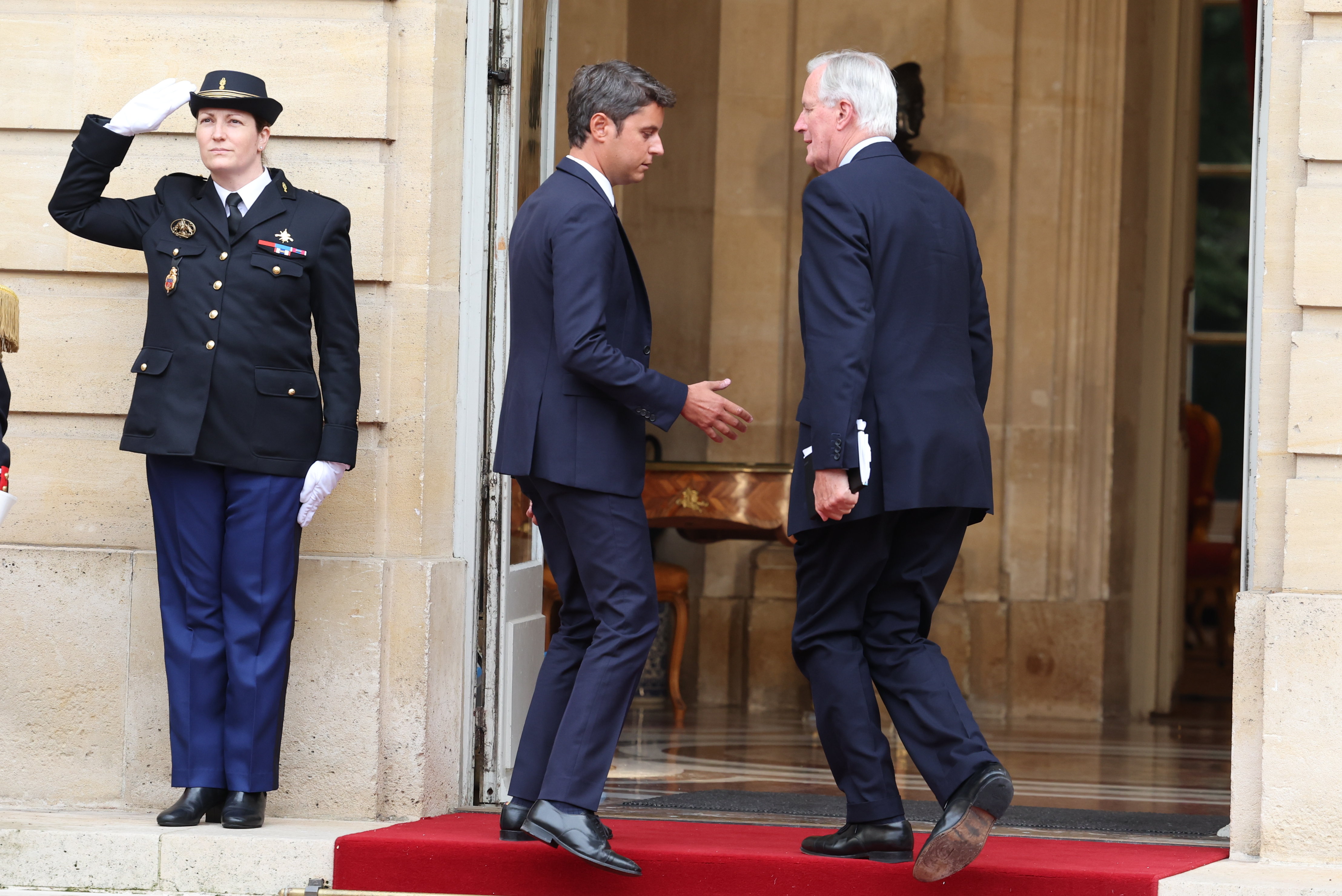 Gabriel Attal et Michel Barnier, lors de la passation de pouvoir à l'hôtel de Matignon, le 5 septembre. LP/Arnaud Journois