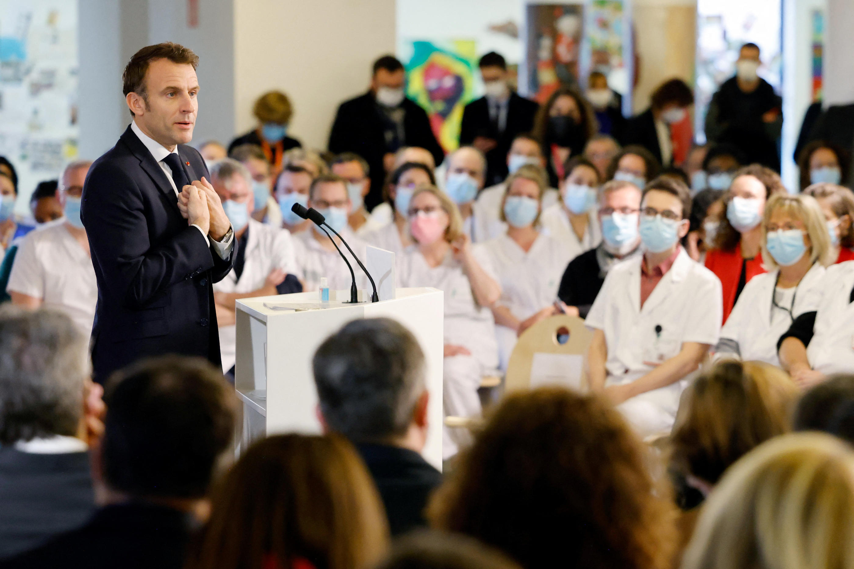 Dans un contexte miné par un système de santé qui prend l'eau de toutes parts, Emmanuel Macron a tenté de donner un cap pour les années à venir. Ludovic Marin/Pool via REUTERS