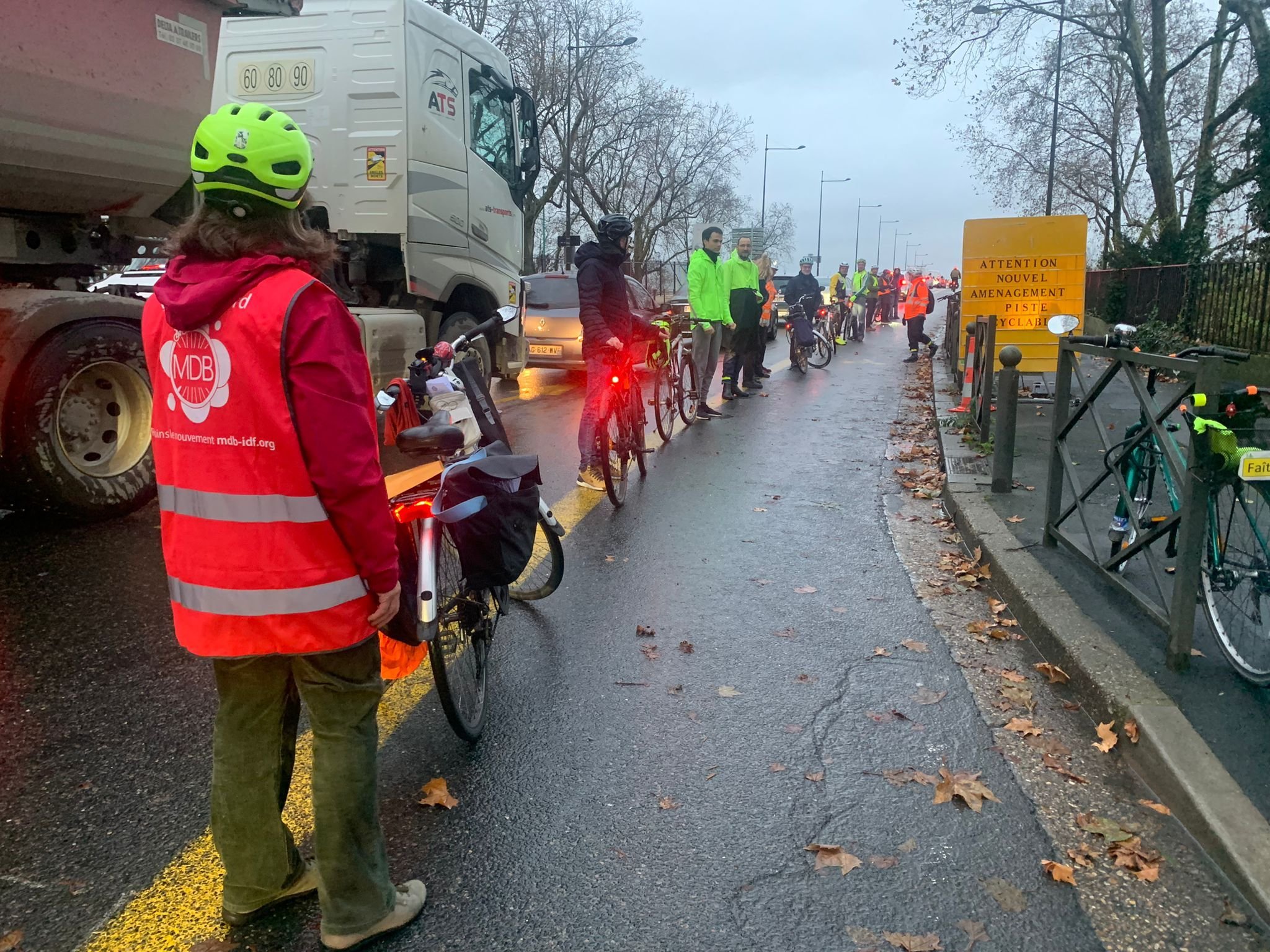Argenteuil (Val-d'Oise), le 5 décembre 2023. Plusieurs dizaines de cyclistes ont formé une chaîne humaine à l'entrée du pont d'Argenteuil pour demander à ce que la piste cyclable temporaire soit sécurisée grâce à des bornes en béton. LP/Candice Doussot