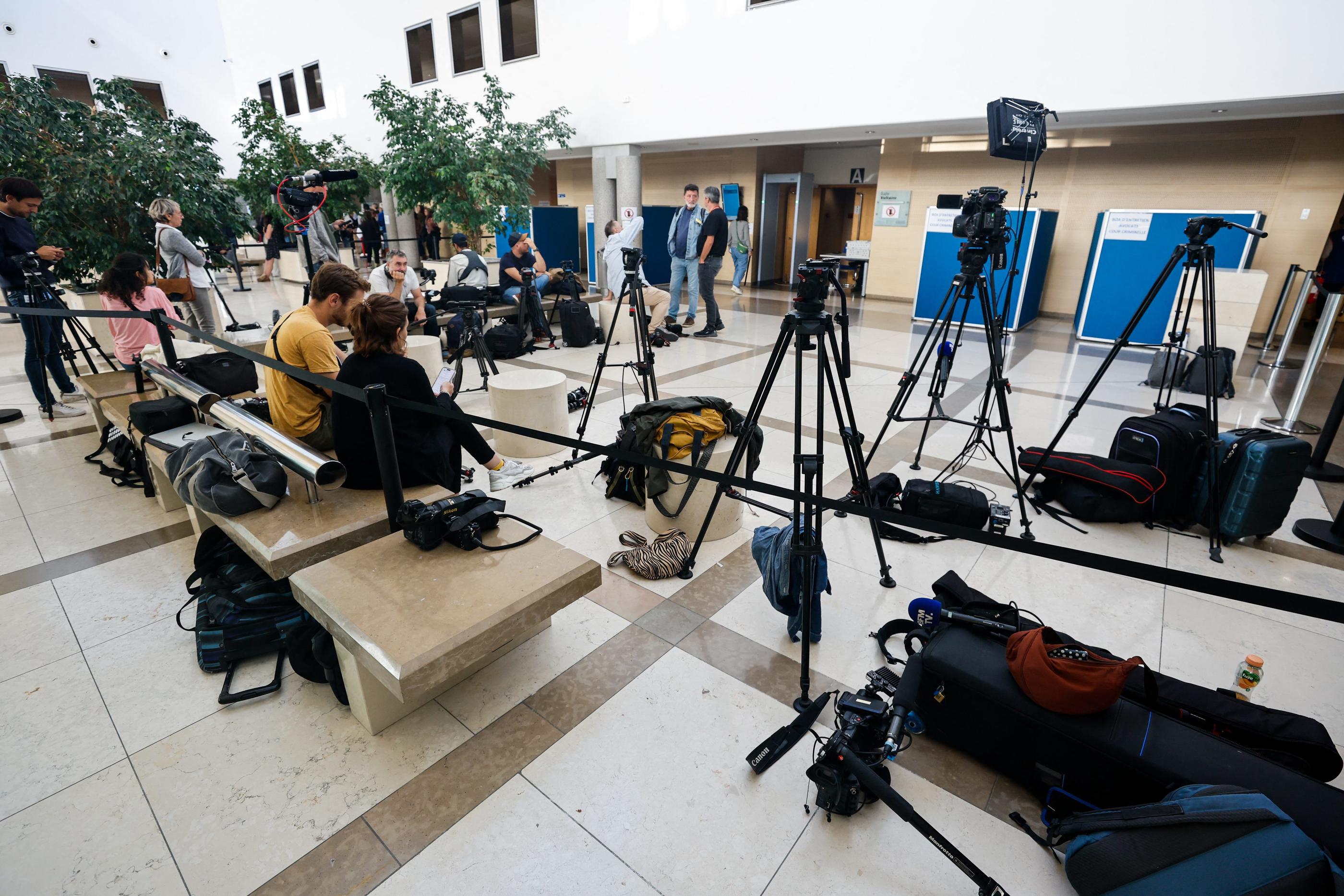 La suspension des débats plonge toute l'audience, journalistes compris, dans l'attente. PhotoPQR/Le Dauphiné/Christophe Agostinis