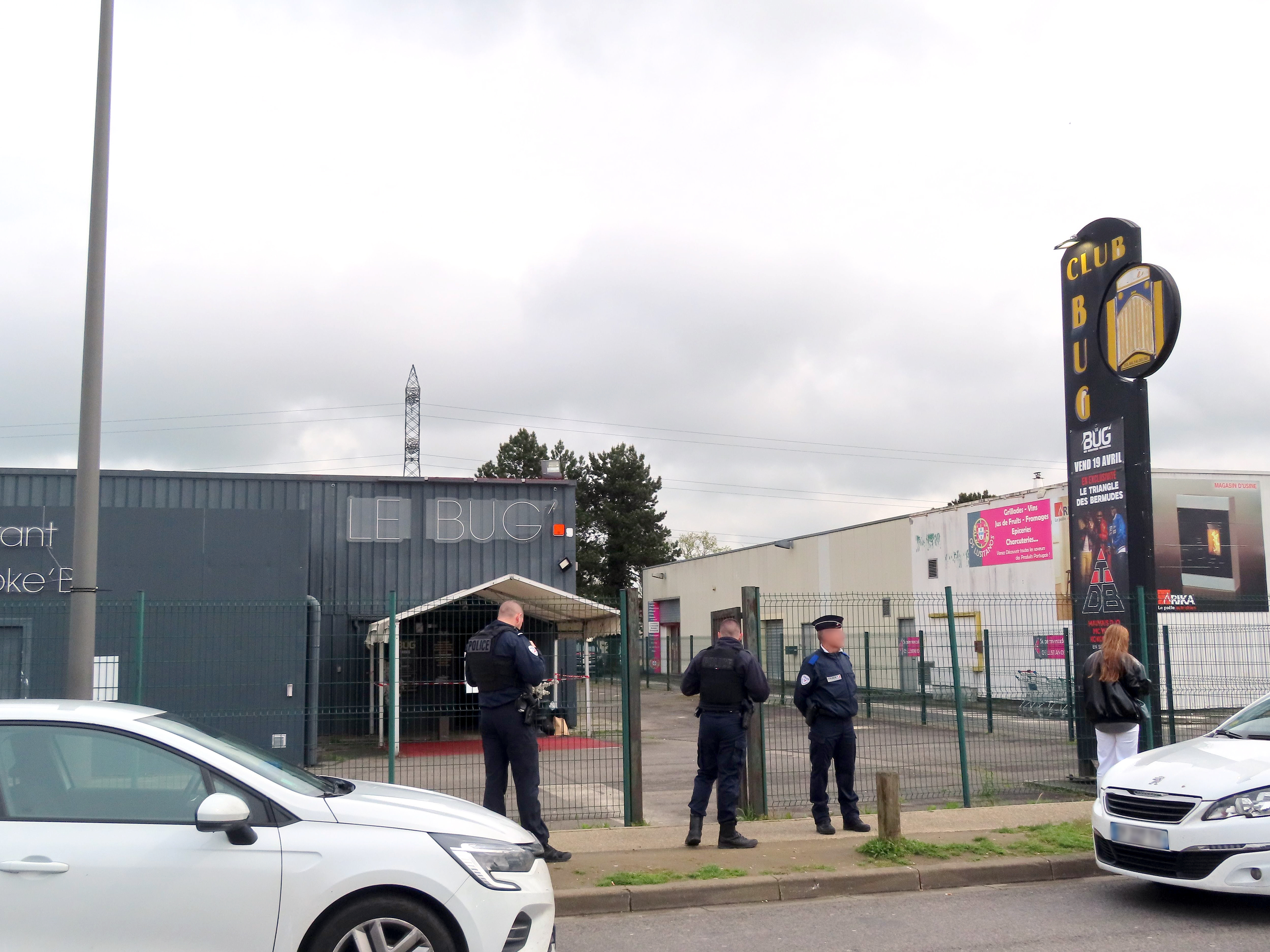 Les investigations sont en cours sur le site de la discothèque Le Bug' à Beauvais, où un vigile a été blessé par un coup de feu à la tête ce samedi matin.