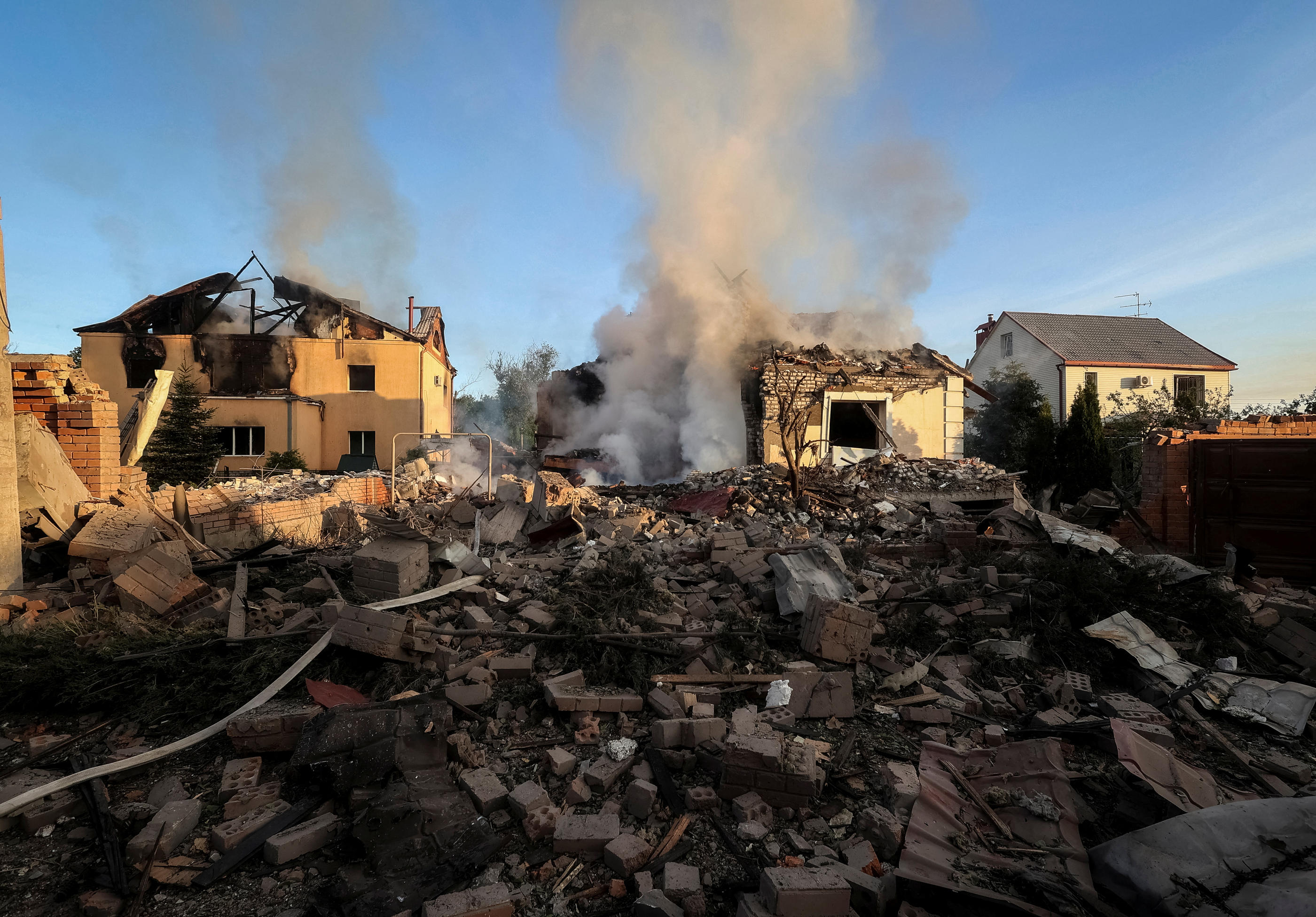 Des bâtiments endommagés à Kharkiv par une frappe de missile russe ce vendredi. REUTERS/Vyacheslav Madiyevskyy